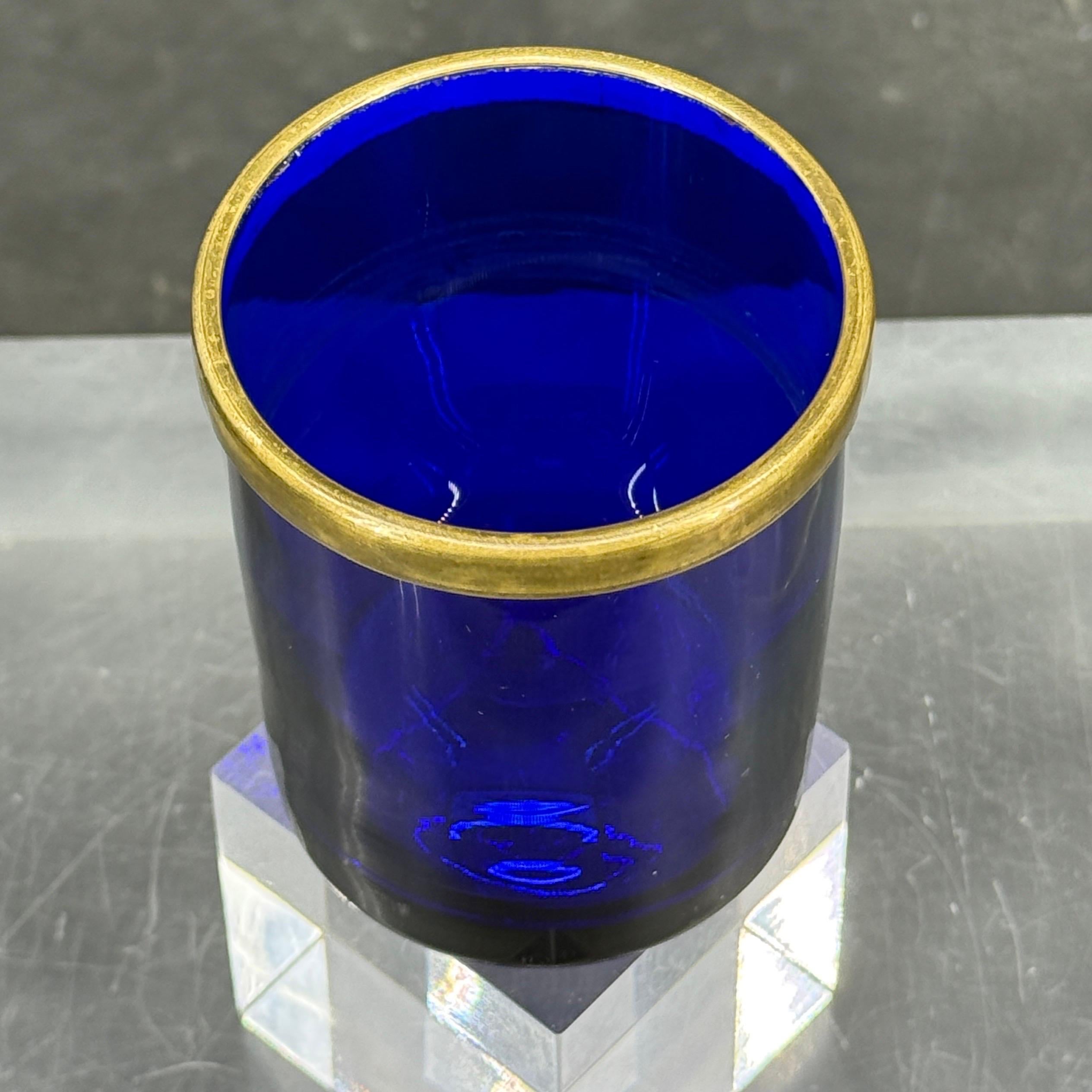 Vidrio francés azul cobalto del siglo XIX con borde de bronce Hecho a mano en venta