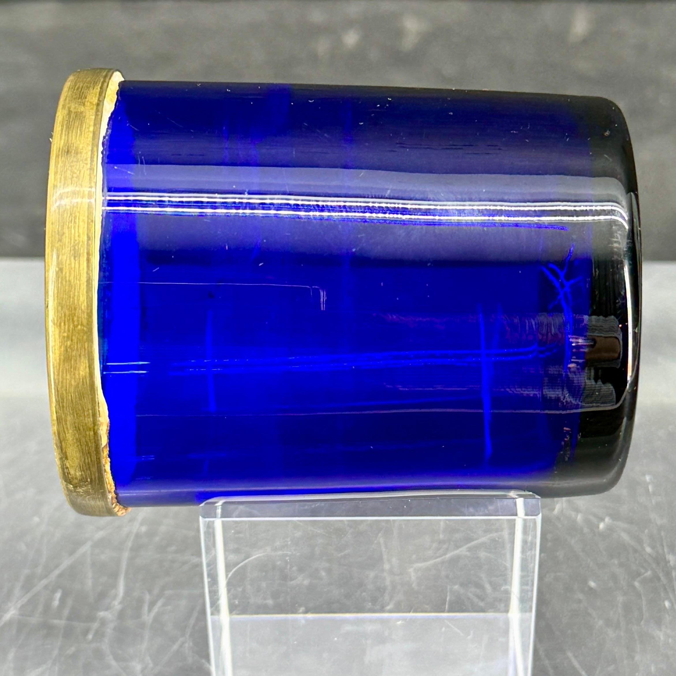 Vidrio francés azul cobalto del siglo XIX con borde de bronce Vidrio artístico en venta