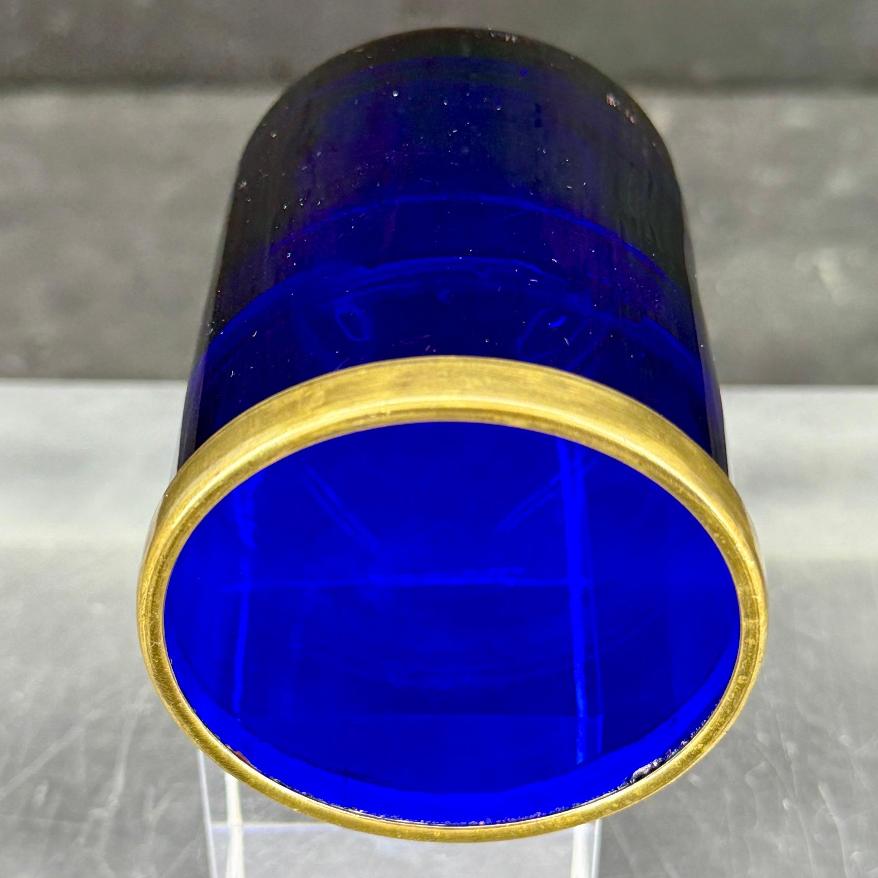 Vidrio francés azul cobalto del siglo XIX con borde de bronce en venta 1