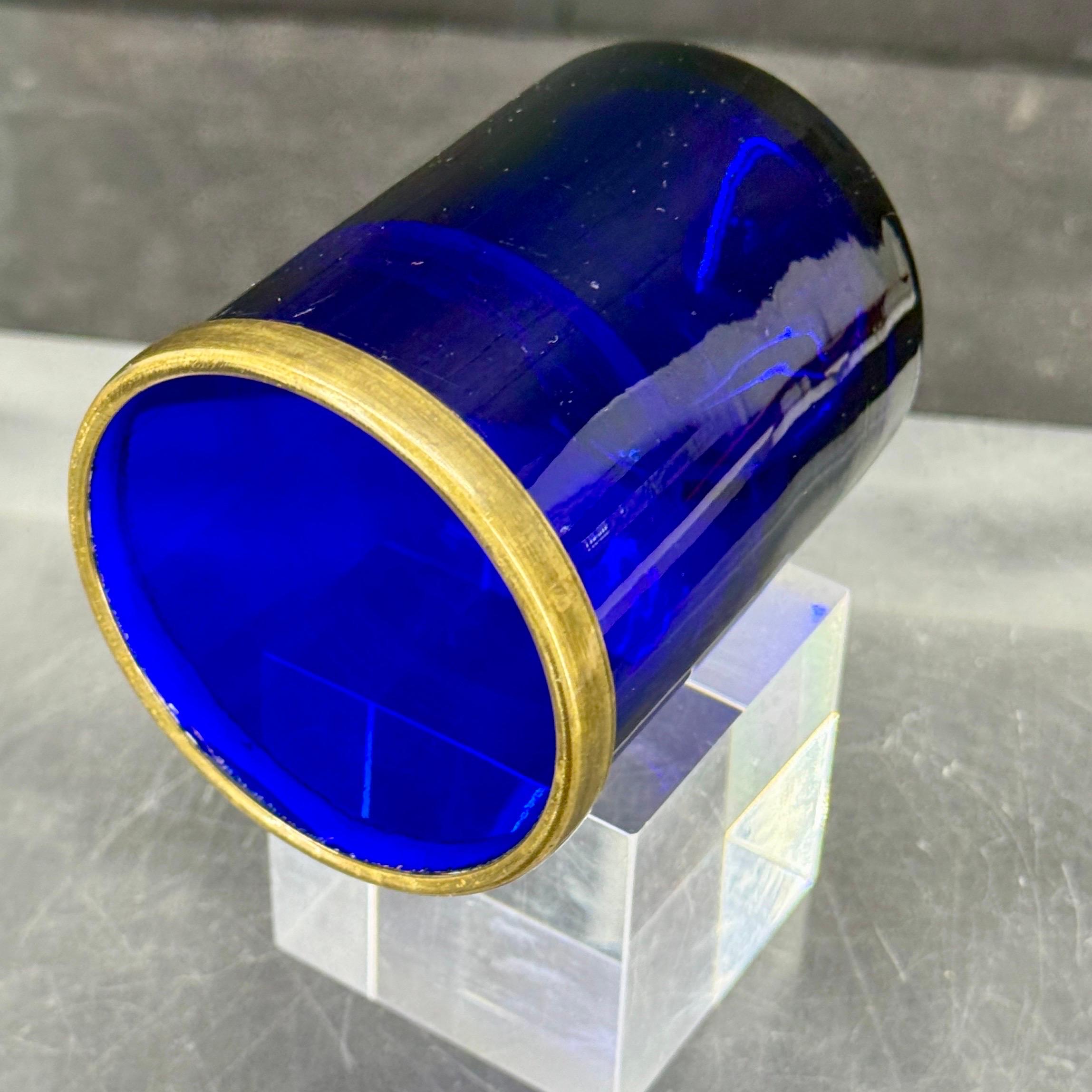 Vidrio francés azul cobalto del siglo XIX con borde de bronce en venta 2