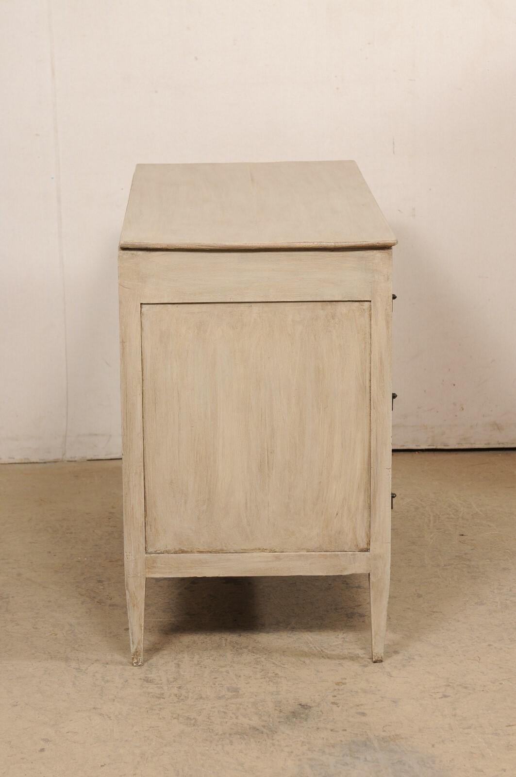 French 19th Century Commode, Designed in Nice Clean Lines  For Sale 4