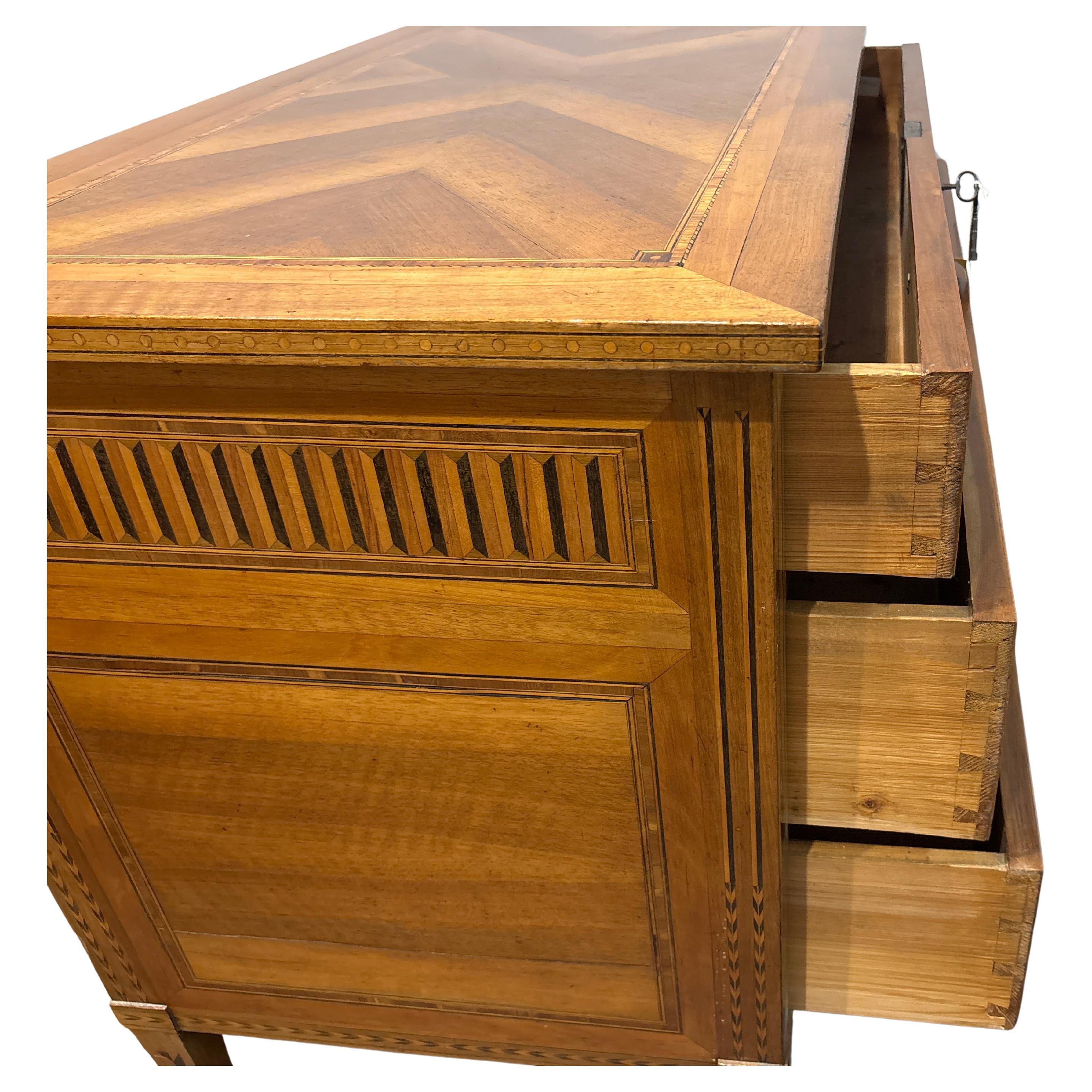 Commode française du 19ème siècle en vente 2