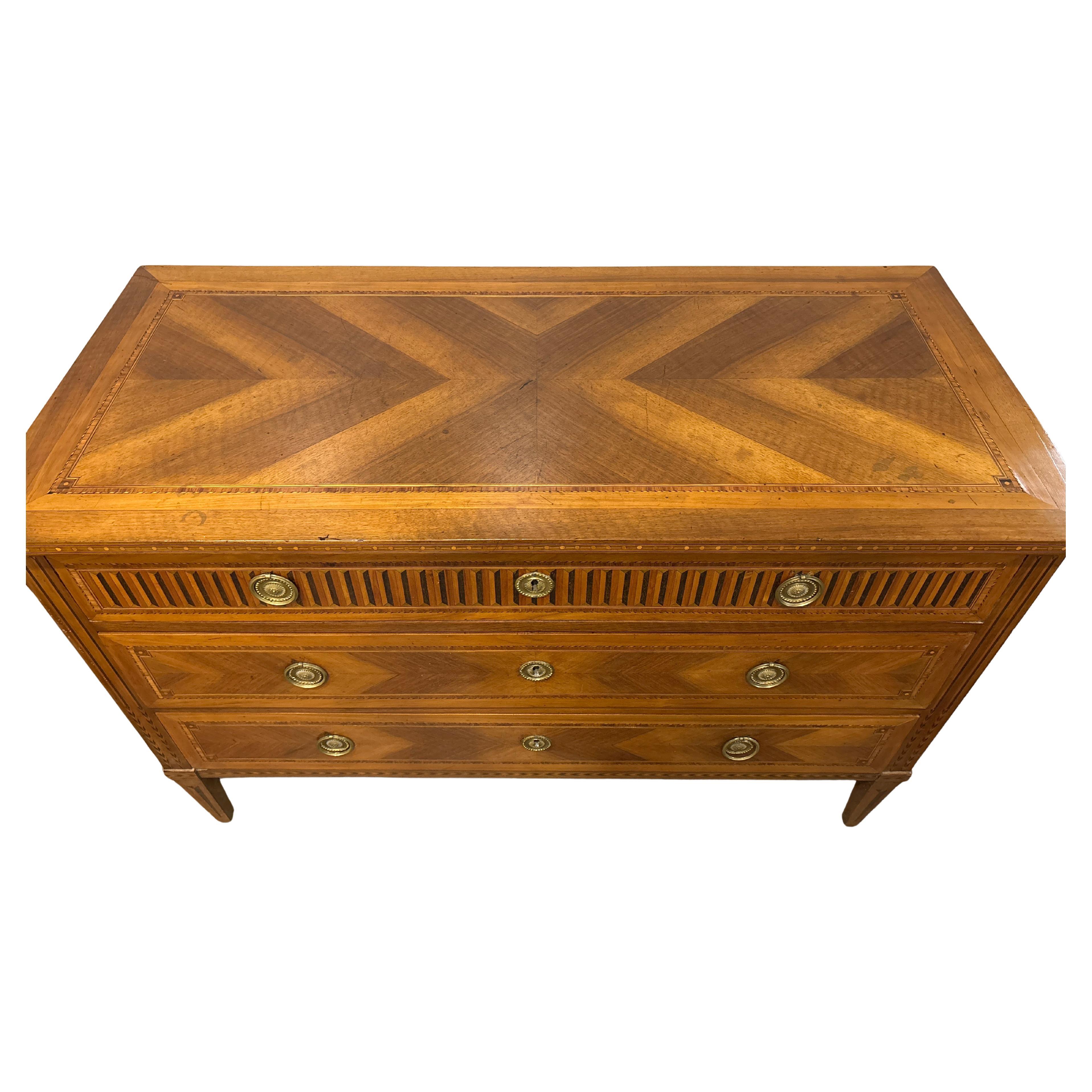 Magnifique travail sur cette commode, toutes ces incrustations de bois de différentes couleurs avec un motif géométrique donnent beaucoup de caractère.