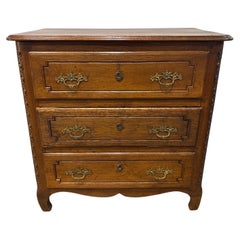 Commodes and Chests of Drawers