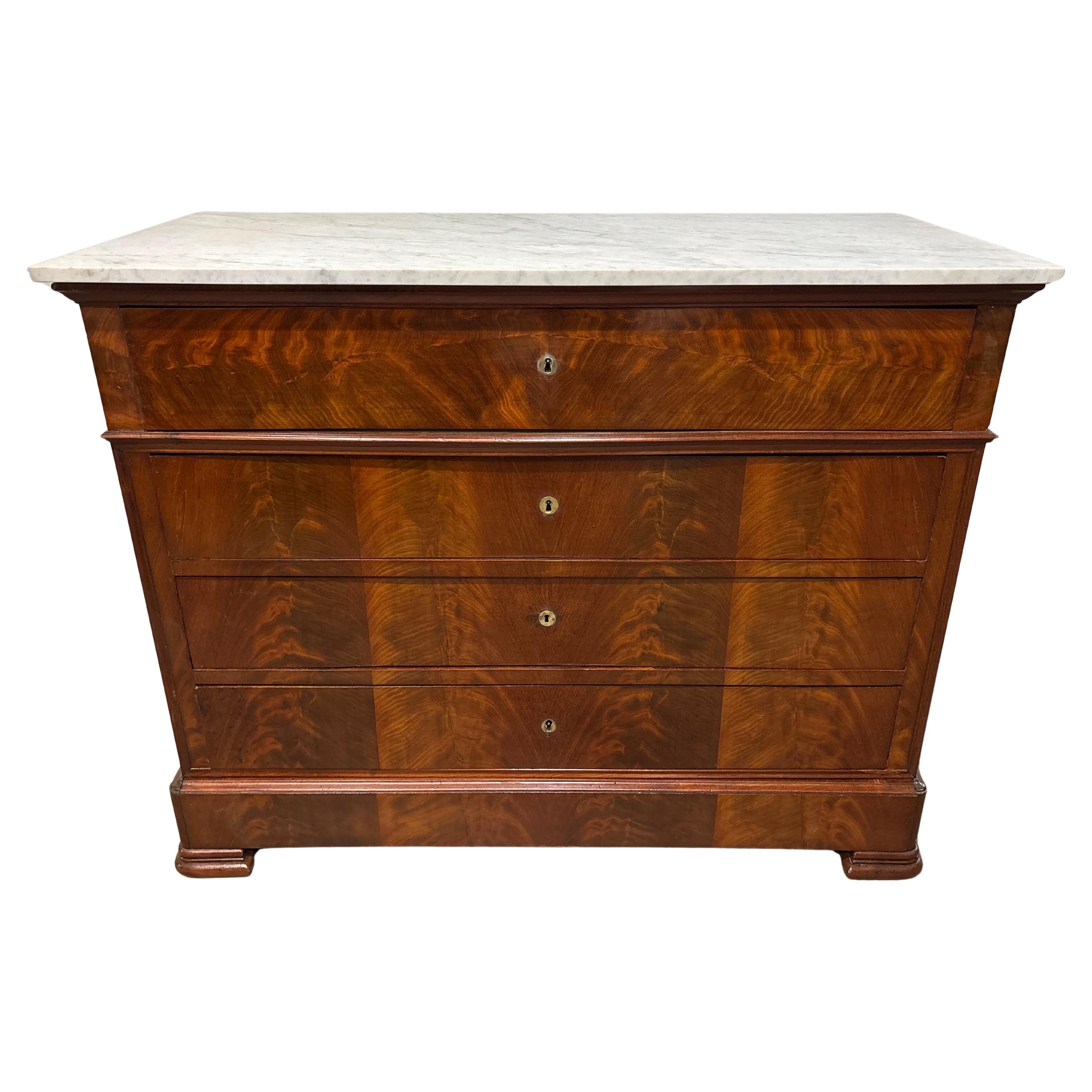 Questa Commode Scriban  è realizzato in mogano con un piano in marmo bianco e un piano in pelle bordeaux.
