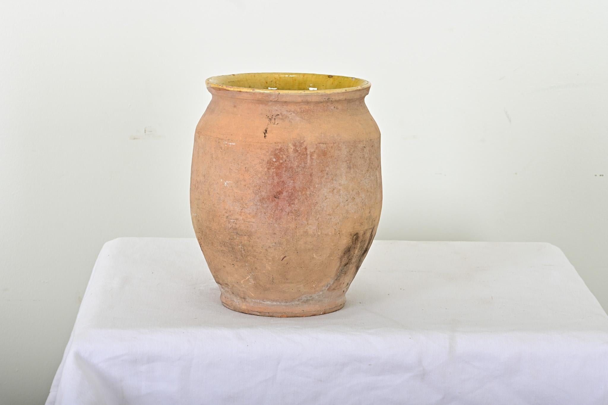 Prima della refrigerazione, i barattoli per confetture prolungavano la vita degli oggetti deperibili. Questo bell'esemplare in terracotta, realizzato in Francia nel XIX secolo, presenta un interno smaltato color senape e un esterno non decorato.