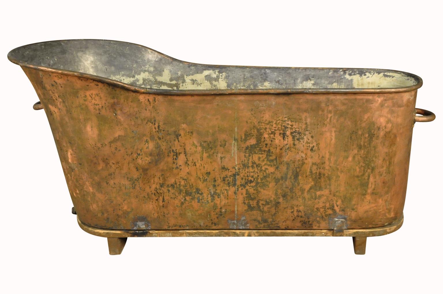Eine fabelhafte Badewanne aus dem 19. Jahrhundert aus Südfrankreich. Wunderschön aus schwerem Kupfer gefertigt und auf einer Holzplattform aufgestellt. Sie eignet sich nicht nur als Badewanne, sondern auch als Übertopf oder zum Kühlen von Getränken