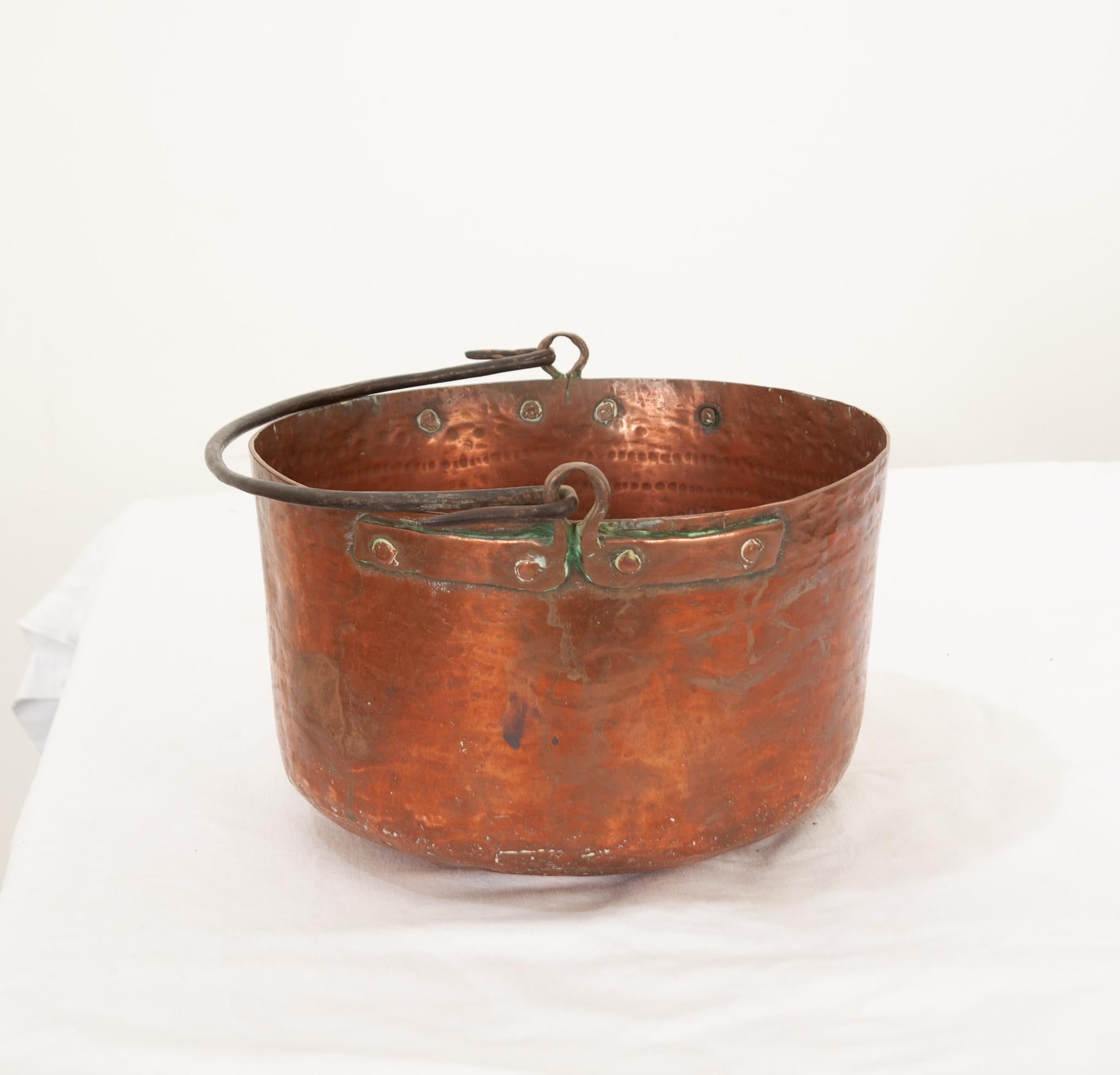 Ein wunderschön abgenutzter Topf aus massivem Kupfer und Eisen für das Kochen auf offener Flamme. Hergestellt in Frankreich in den 1800er Jahren. Das gehämmerte Kupfer hat eine fantastische Patina und Oxidation erhalten. Sehen Sie sich die