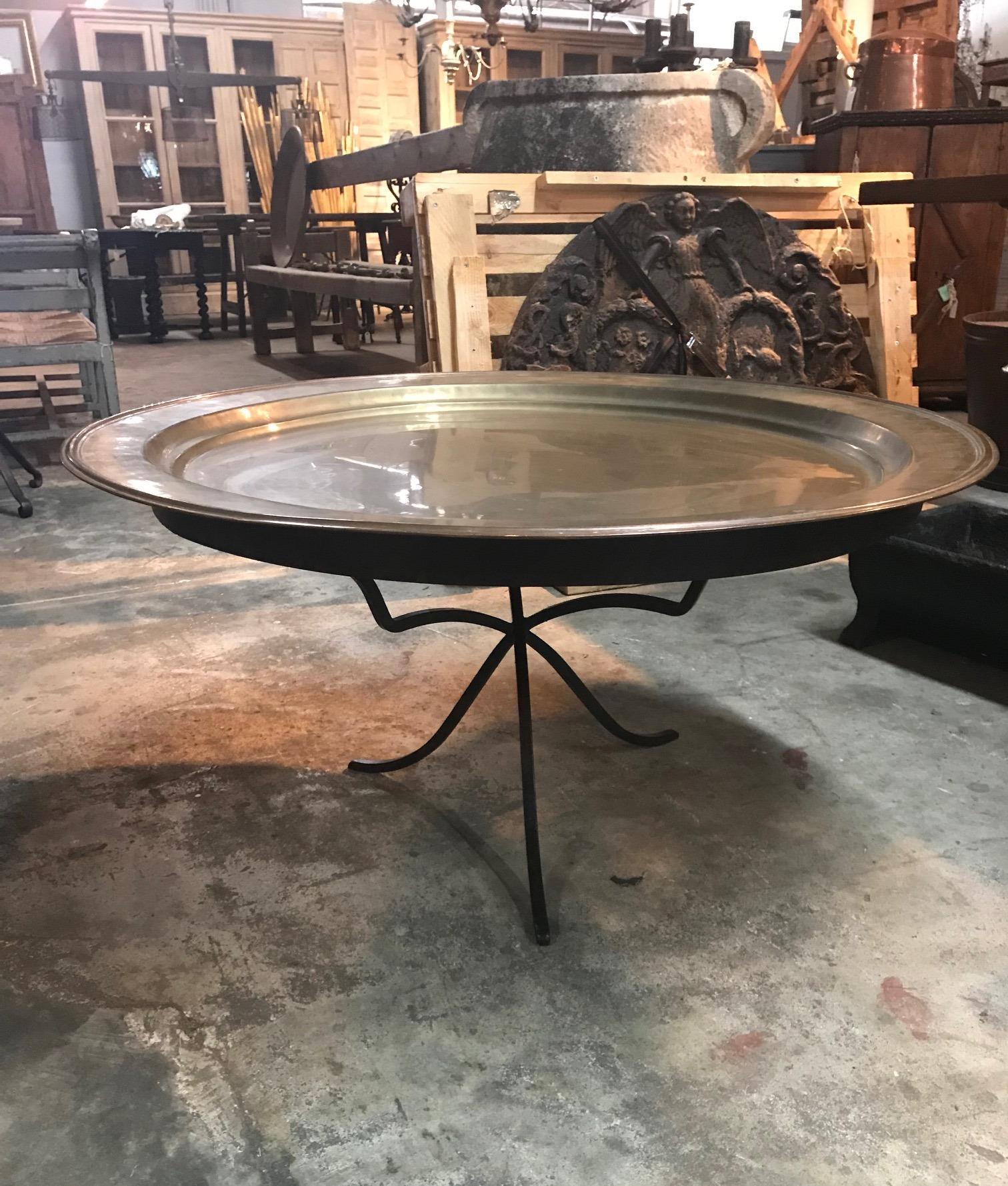 Un très beau plateau de cuivre français du 19ème siècle, de grande taille, utilisé aujourd'hui comme table basse - table de cocktail. L'assiette est merveilleusement réalisée en cuivre bicolore - de très forte épaisseur - sur un socle en fer forgé à