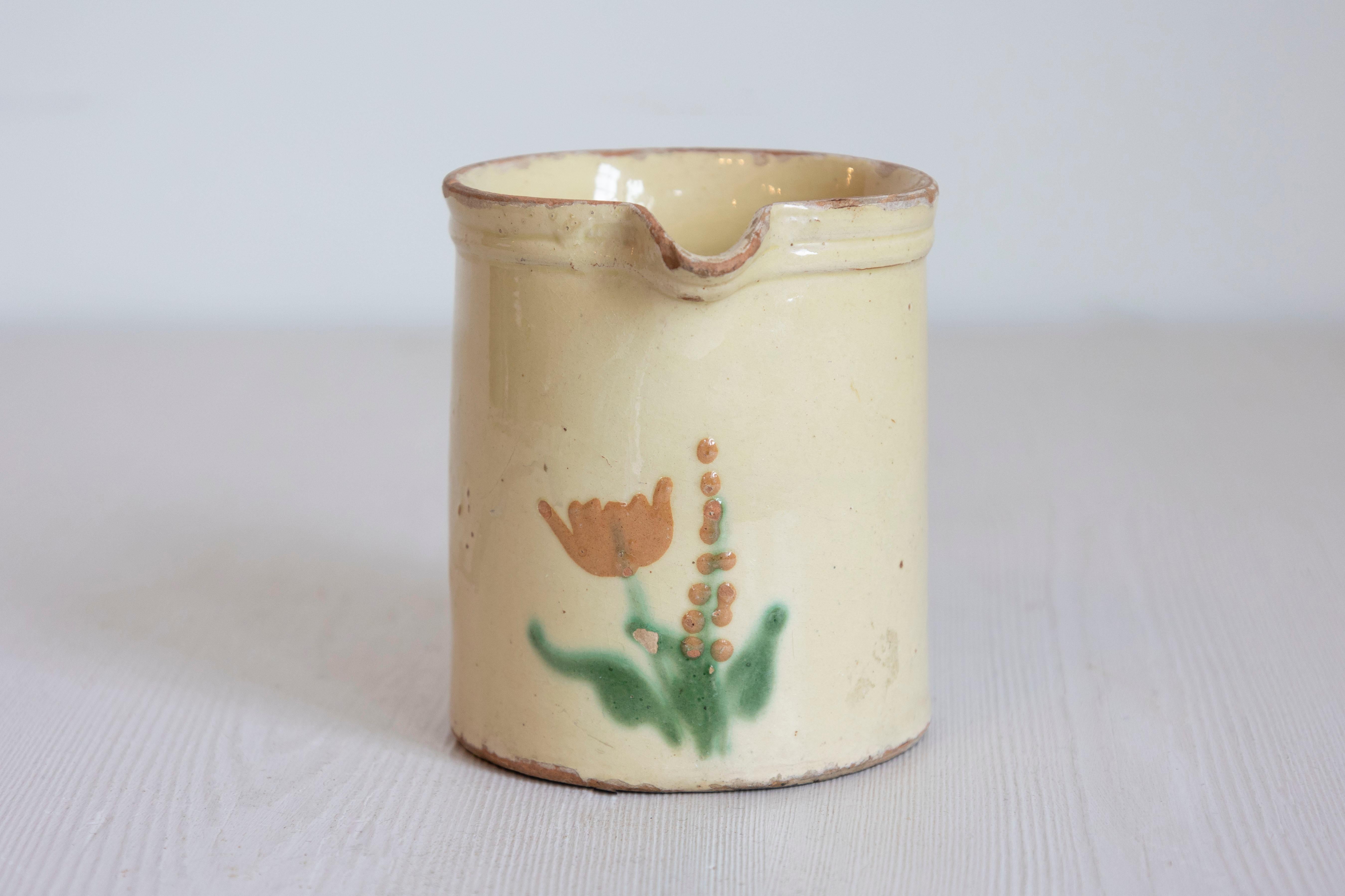 Französischer Terrakottakrug aus dem 19. Jahrhundert, cremefarben glasiert, mit Blumendekor (Glasiert) im Angebot