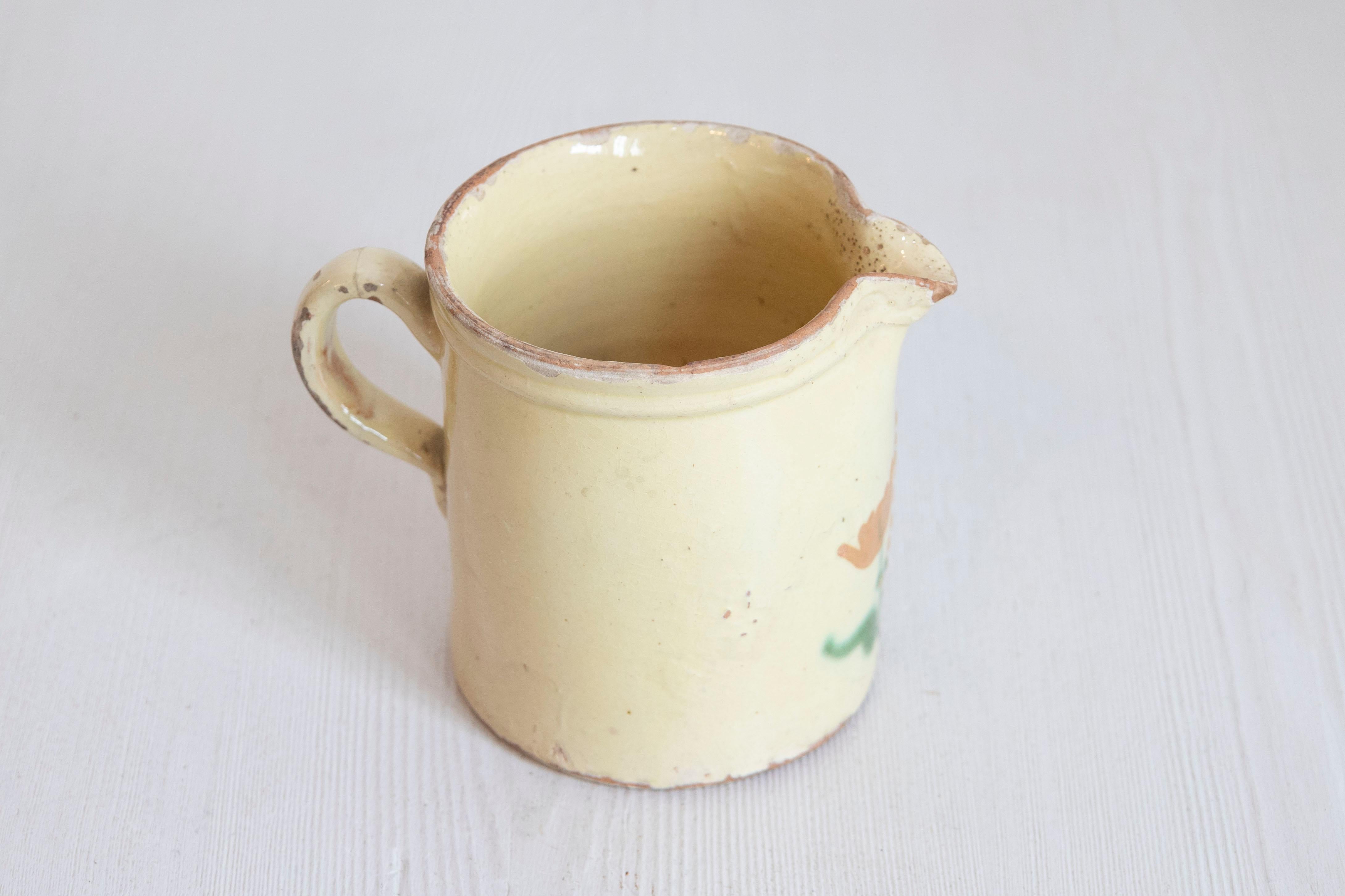 Französischer Terrakottakrug aus dem 19. Jahrhundert, cremefarben glasiert, mit Blumendekor im Angebot 2