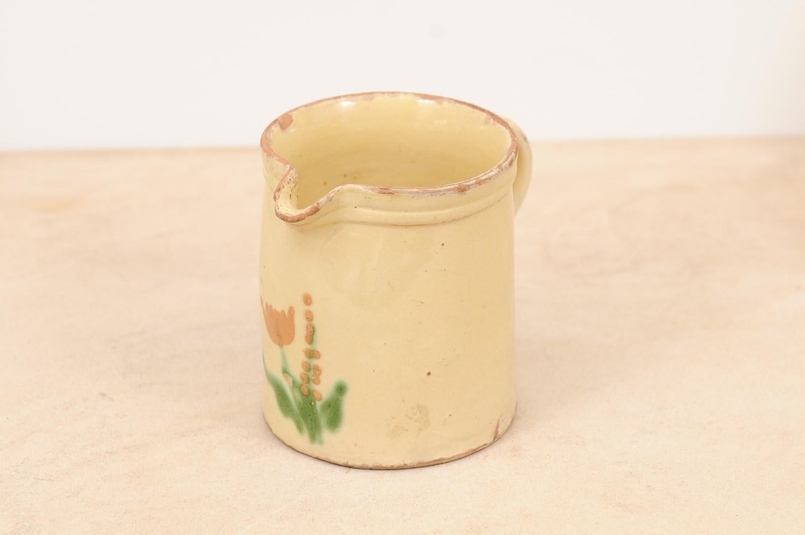 Terre cuite Pichet français du 19ème siècle en terre cuite émaillée crème avec décor floral en vente