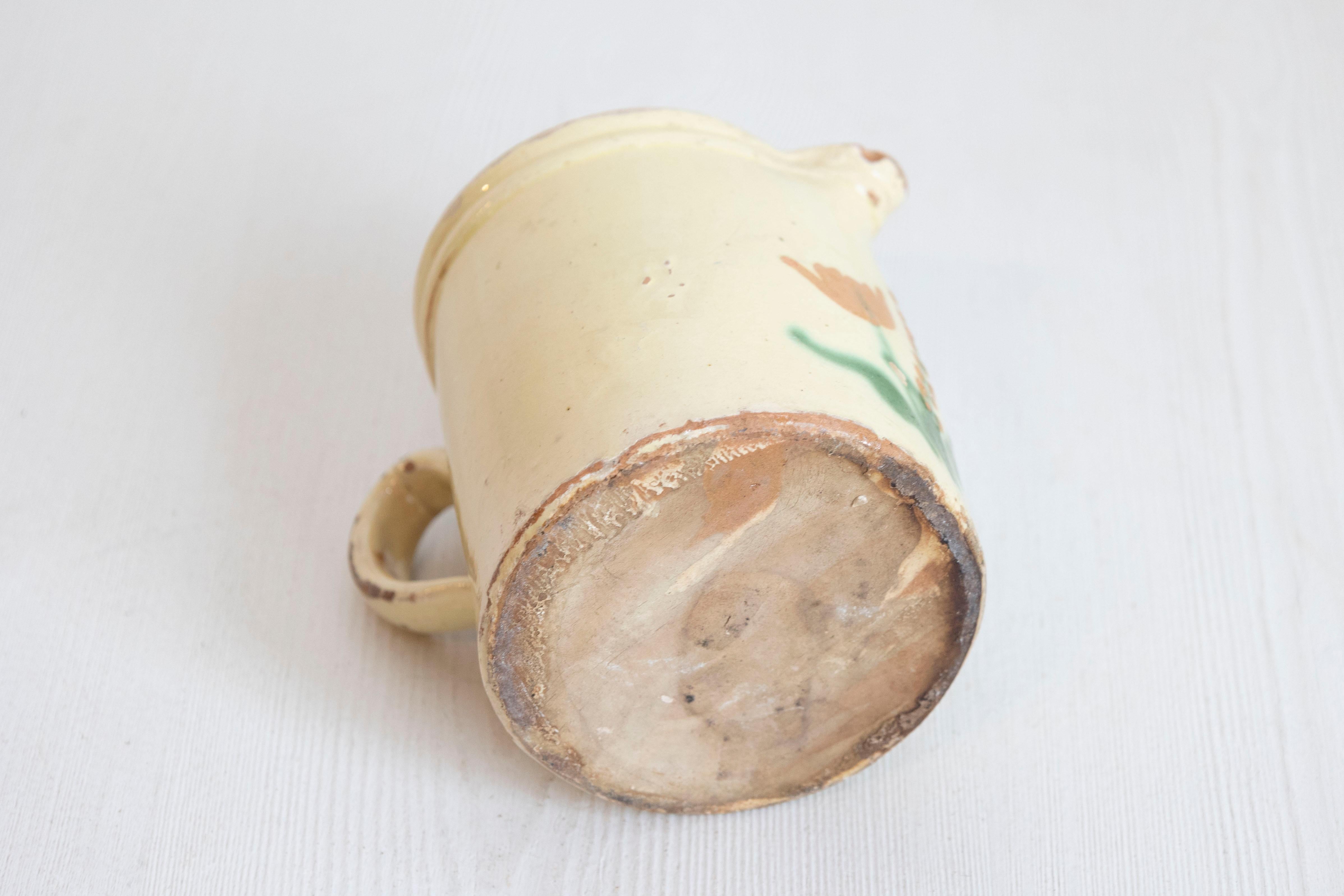 Französischer Terrakottakrug aus dem 19. Jahrhundert, cremefarben glasiert, mit Blumendekor im Angebot 3