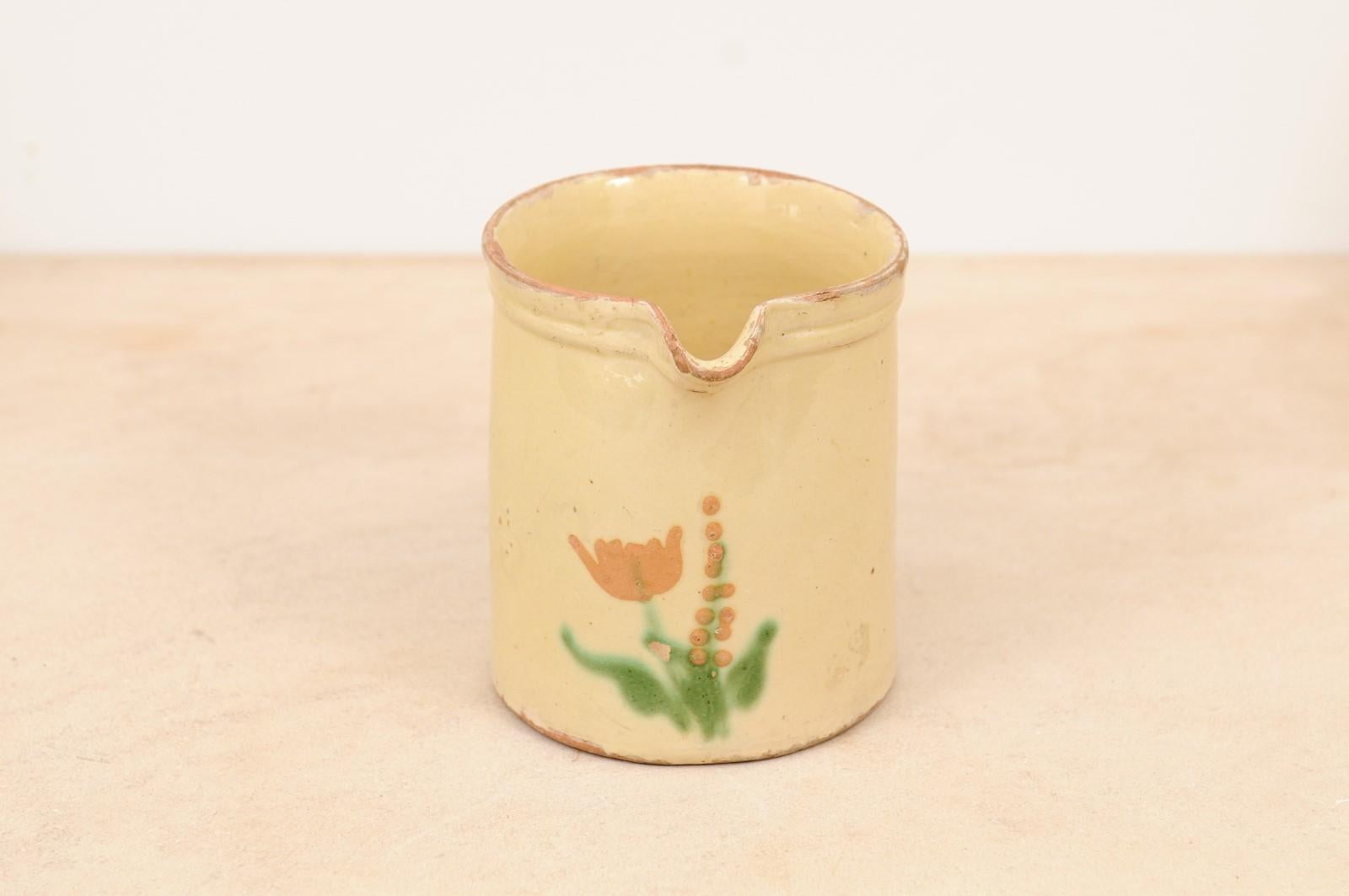 Pichet français du 19ème siècle en terre cuite émaillée crème avec décor floral en vente 1