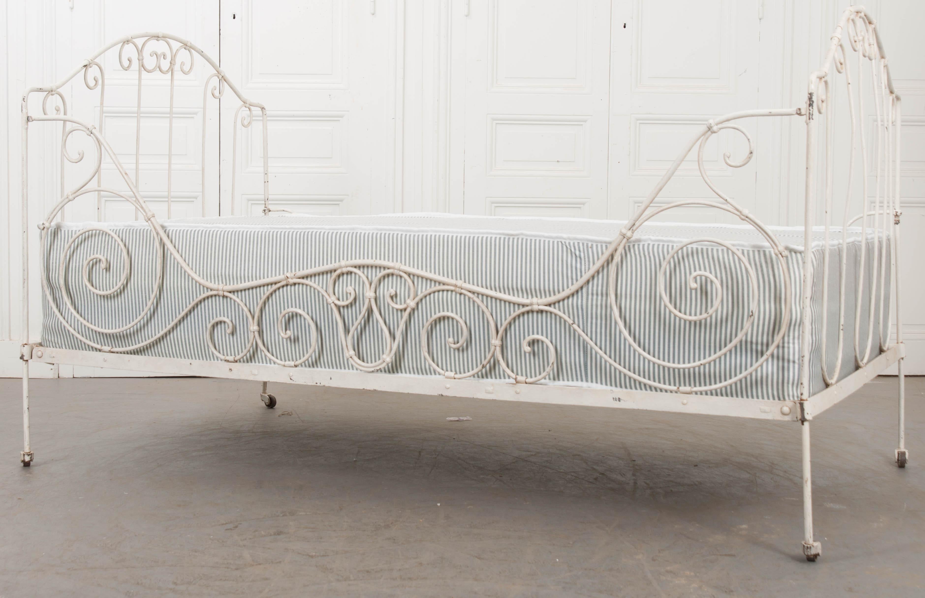 French 19th Century Crème-Painted Iron Campaign Daybed In Good Condition In Baton Rouge, LA