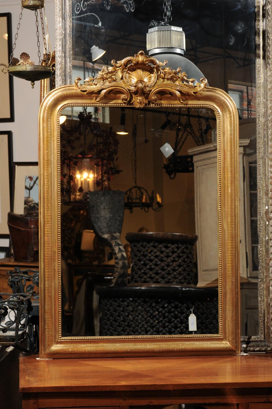 French 19th Century Crested Gilt Louis-Philippe Mirror with Shell and Flowers (Französisch)