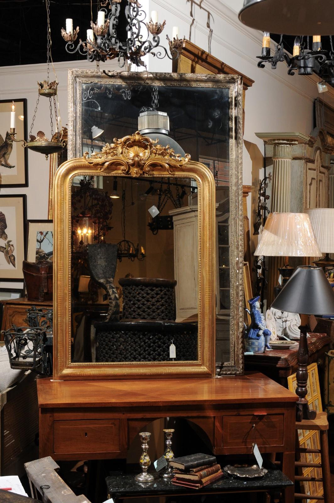 French 19th Century Crested Gilt Louis-Philippe Mirror with Shell and Flowers (Geschnitzt)