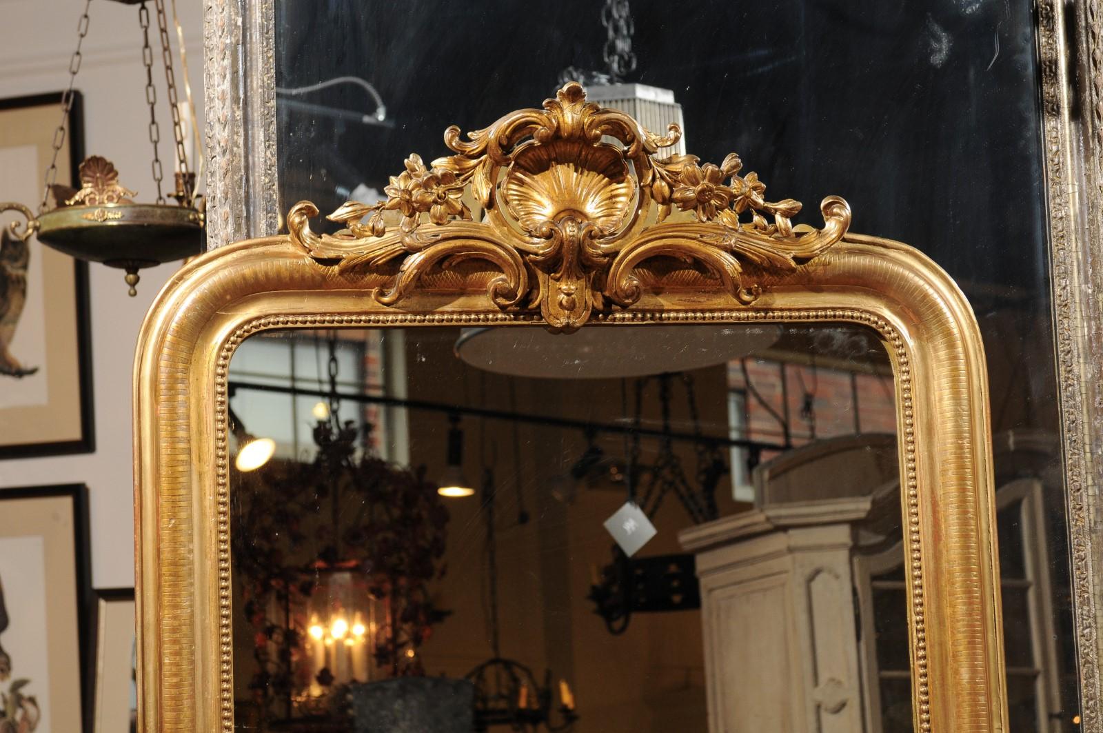 French 19th Century Crested Gilt Louis-Philippe Mirror with Shell and Flowers (19. Jahrhundert)