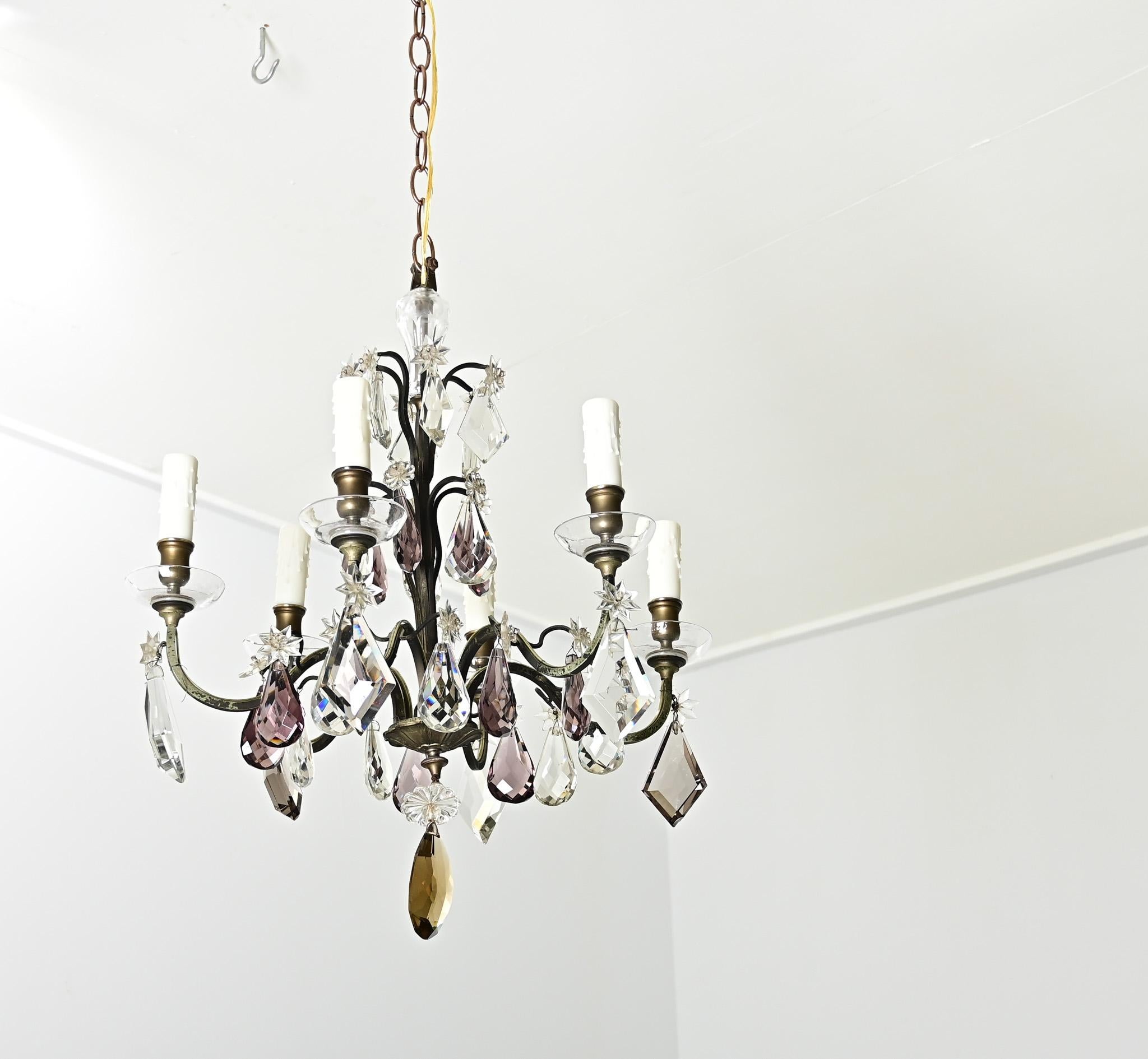 Un scintillant lustre Belle Epoque français du 19ème siècle à six lumières en bronze et cristal pour illuminer votre salle à manger, votre foyer, ou même une salle de bain glamour. Ce lustre d'apparat se compose d'une armature en bronze foncé à