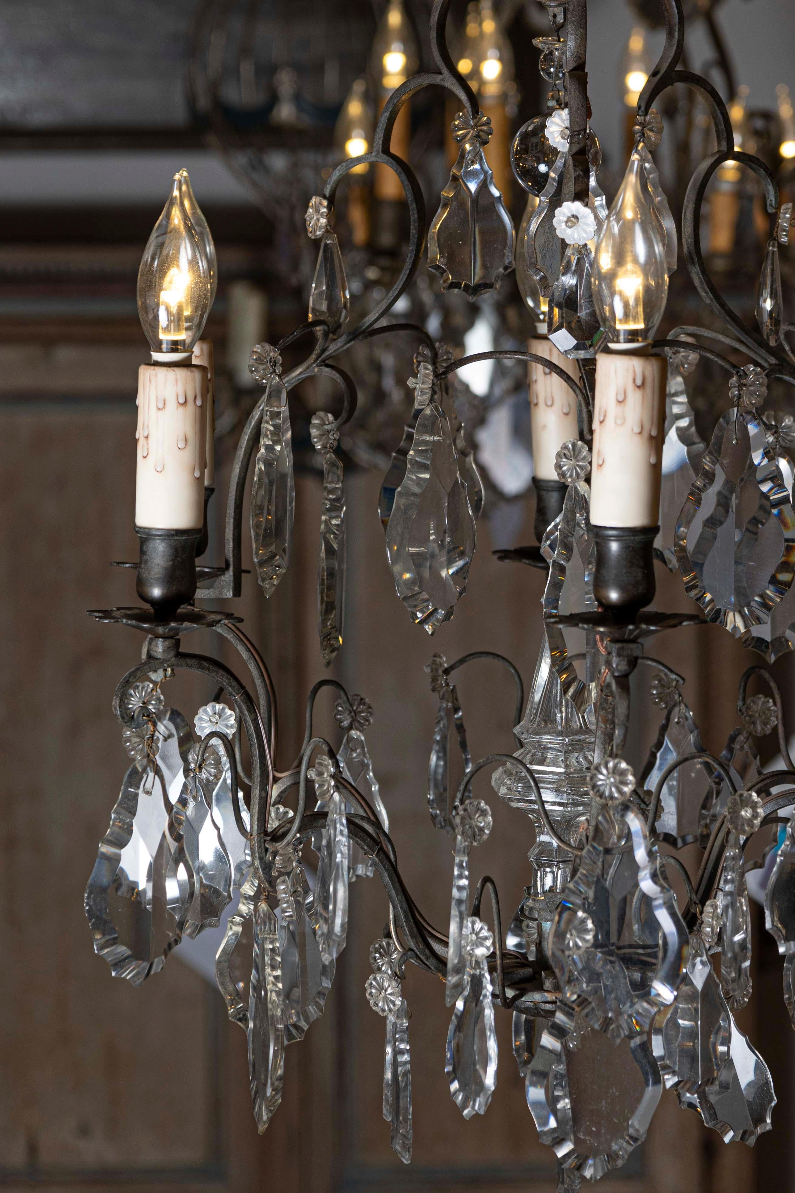 Lampadario a sei luci in cristallo francese del XIX secolo con armatura in ferro e obelisco in vendita 1
