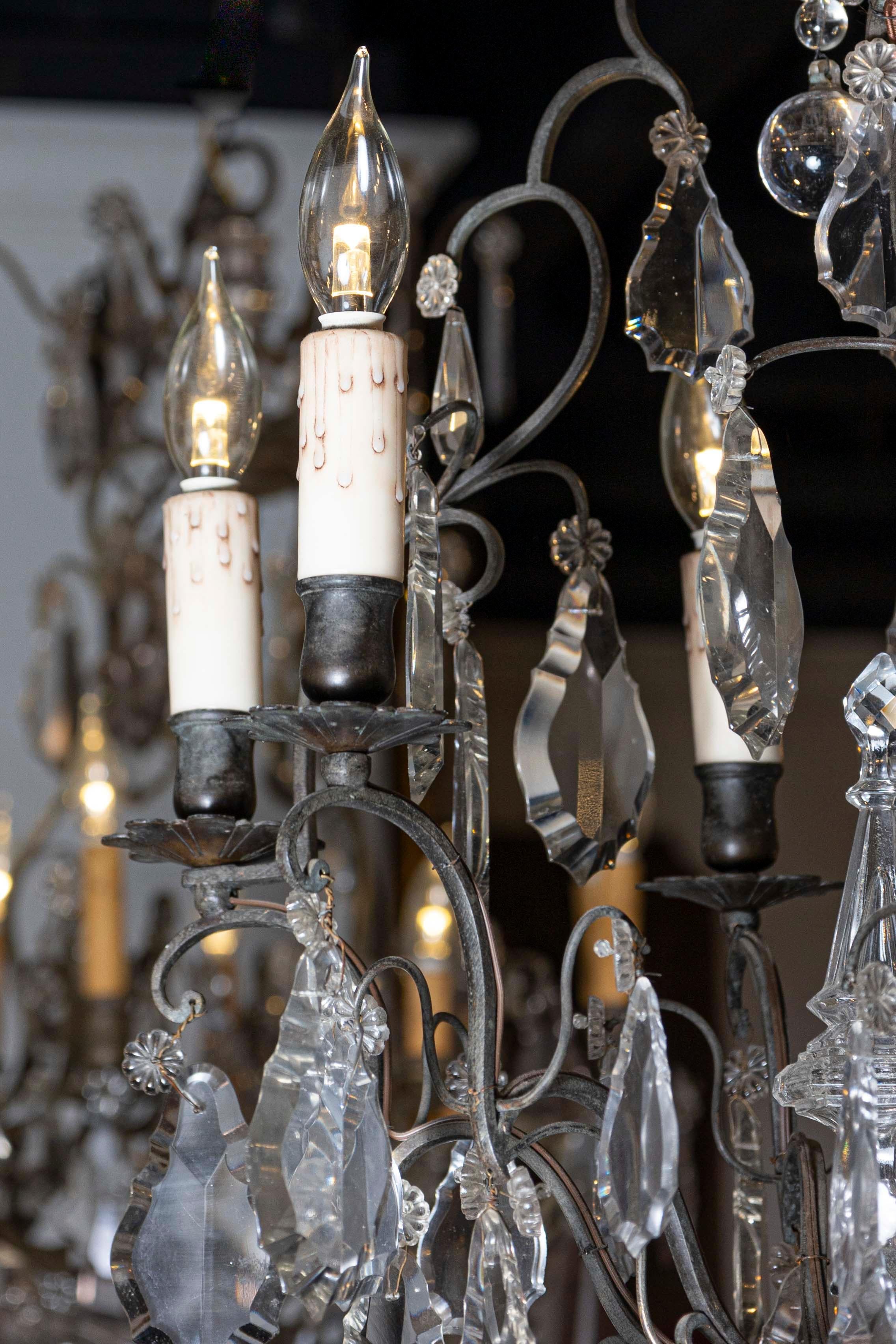Lampadario a sei luci in cristallo francese del XIX secolo con armatura in ferro e obelisco in vendita 2