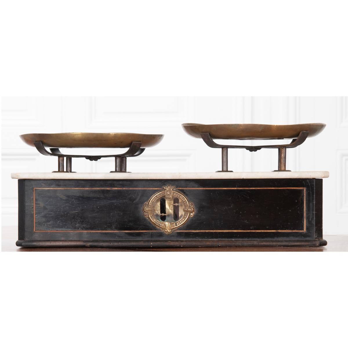 Large French 19th century culinary scale. Registered trademark of Usines de la Mulatière, formerly Maison Béranger (Lyon, France), c. 1870. The box is made of ebonized wood with a simple inlaid rectangle on each side and the weighing plates are in