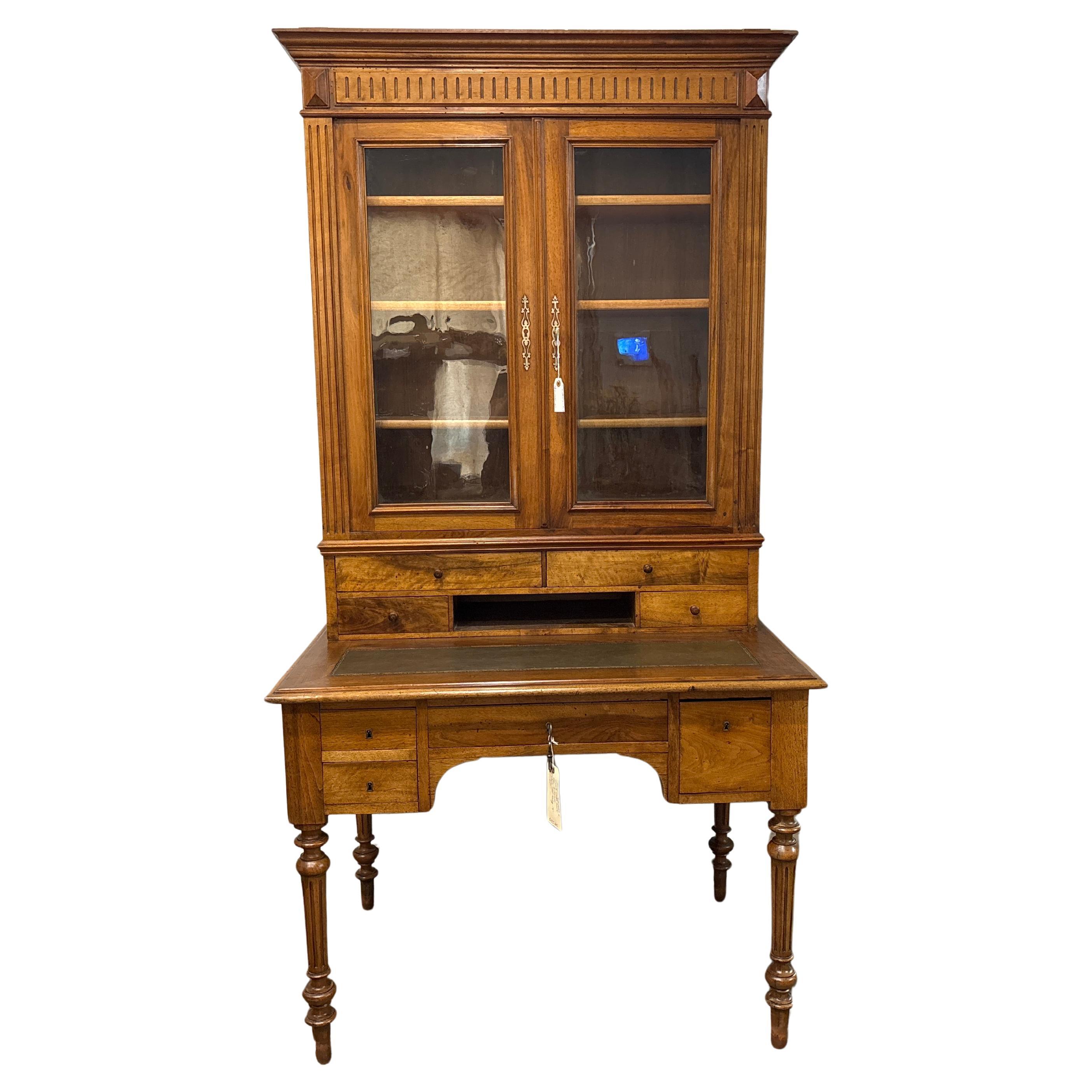 Diese Französisch Schreibtisch ist erstaunlich, es hat eine Top mit seiner ursprünglichen alten Glas und sehr nützlich für die Lagerung.
Er ist aus Nussbaumholz gefertigt und mit einer kakifarbenen Lederplatte versehen.
Vom Boden bis zur Oberkante