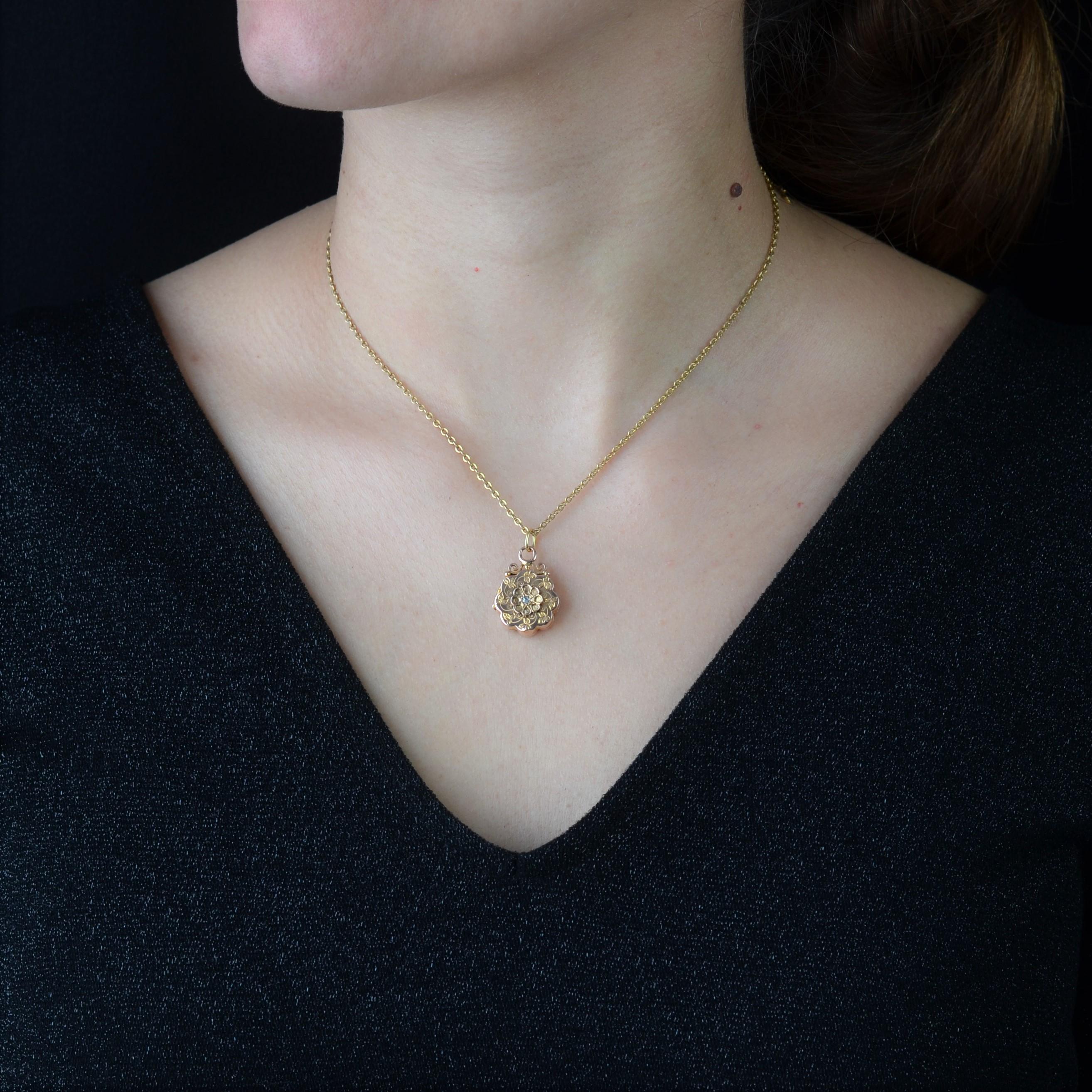 Anhänger aus 18 Karat Roségold, Adlerkopfpunze.
Dieses reizvolle Medaillon aus Roségold hat die Form eines Polylobats und ist mit fein ziselierten Blattmustern und einem Blumenmuster aus Roségold verziert, dessen Zentrum mit einem Diamanten im