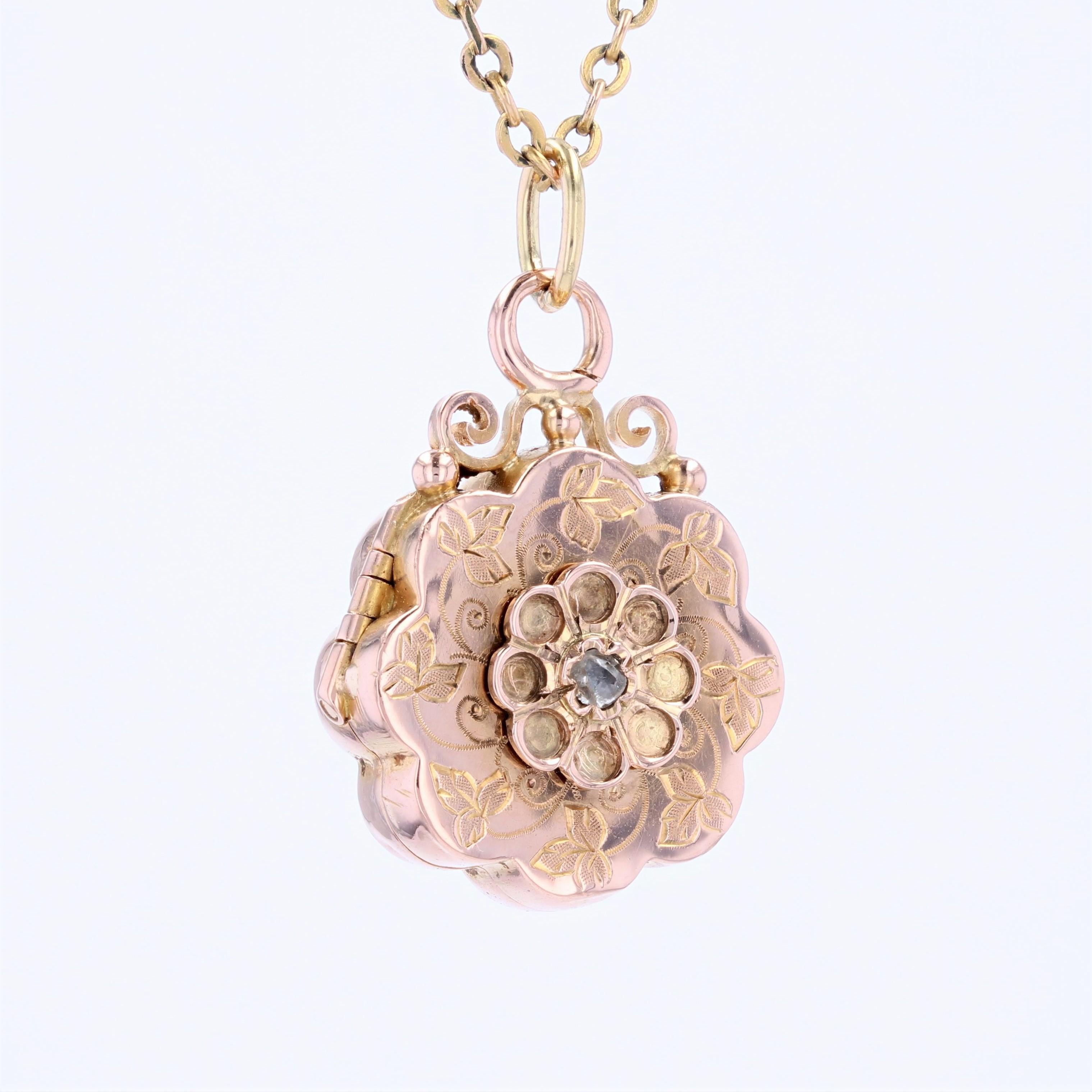 French 19th Century Diamond 18 Karat Rose Gold Chiselled Medallion In Good Condition For Sale In Poitiers, FR