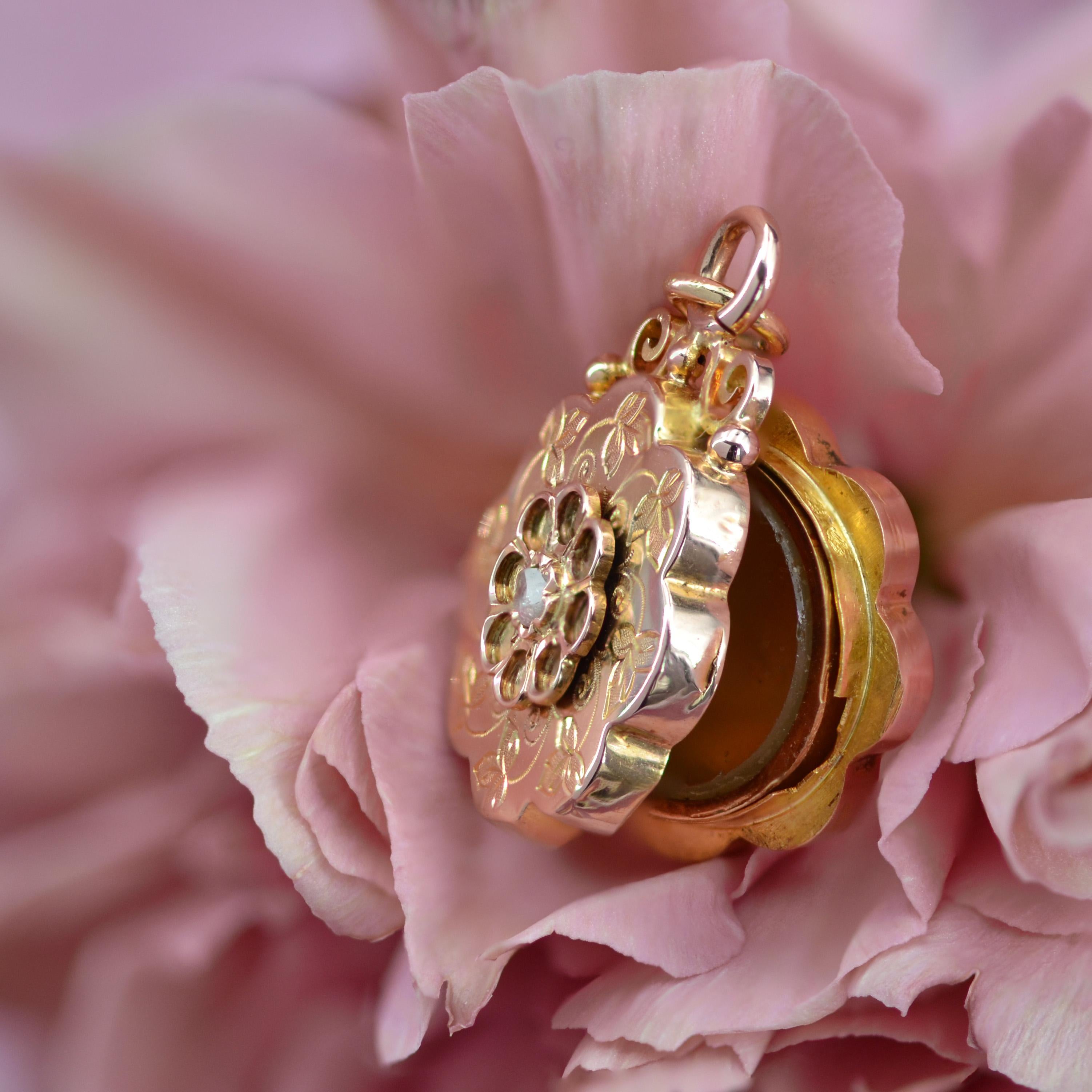 French 19th Century Diamond 18 Karat Rose Gold Chiselled Medallion For Sale 3