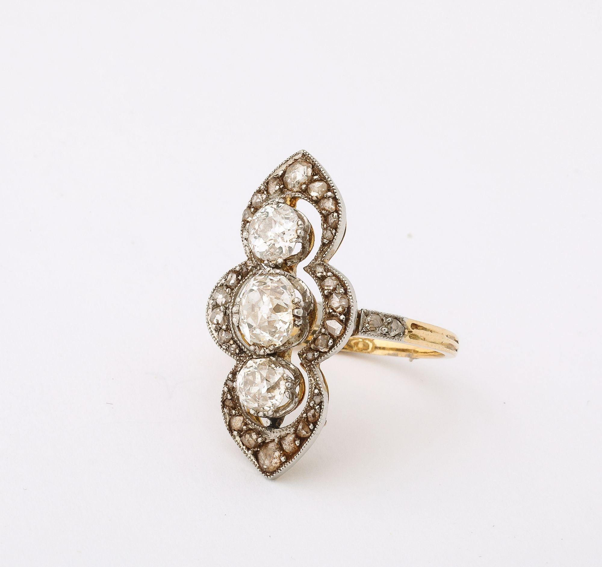 Ein wunderschöner französischer Navette-Ring mit drei Diamanten im Kissenschliff (ca. 0,75 ct) und einem Gefolge  aus Diamanten im Rosenschliff (ca. 0,70 Karat), gefasst in 18 k Weiß- und Gelbgold. Center Diamanten G Farbe. Dieses Design wird als