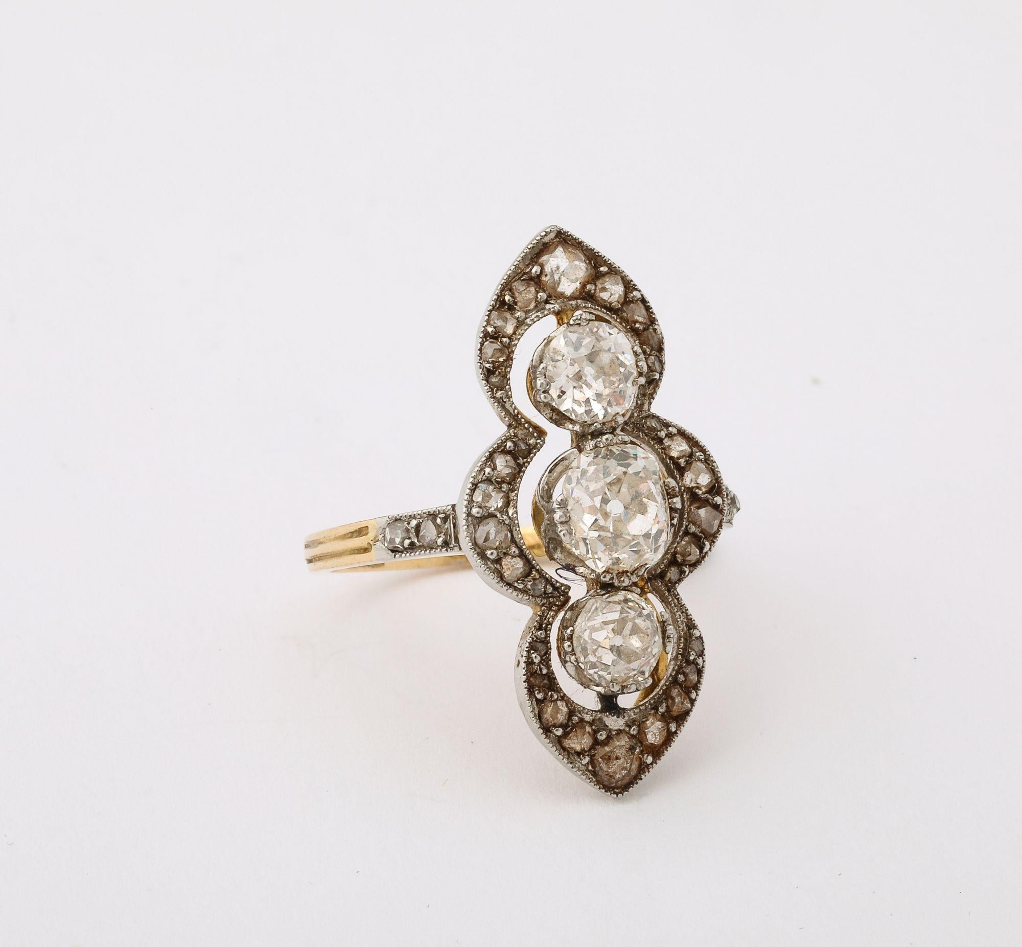 Französischer Diamant-Navette-Ring aus dem 19. (Antiker Kissenschliff) im Angebot