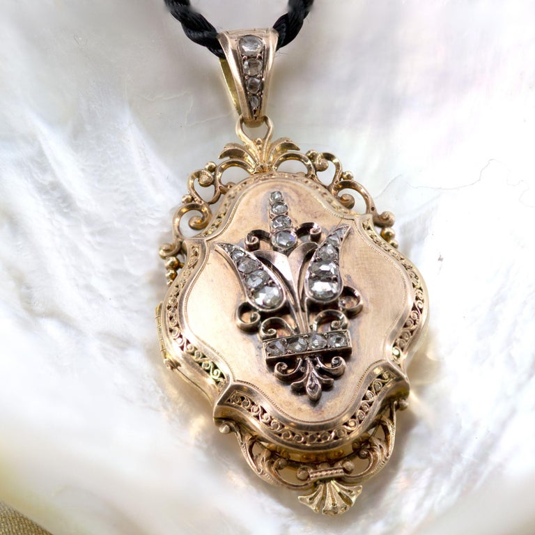 French 19th Century Diamonds 18 Karat Rose Gold Locket Pendant For Sale 1