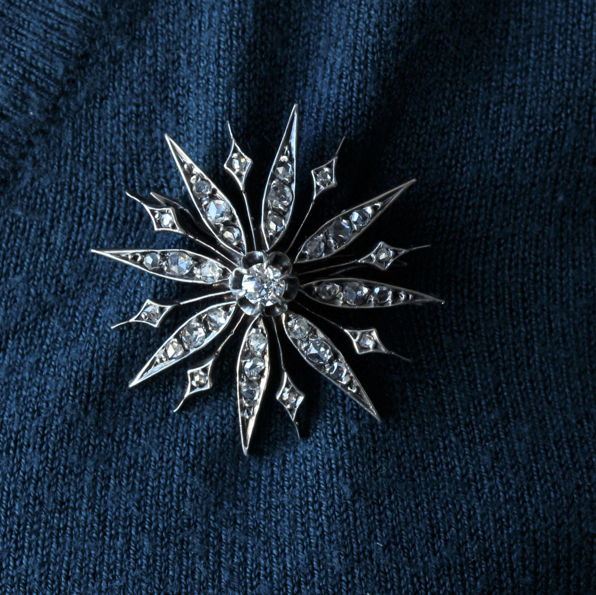 Brilliant Cut French 19th Century Diamonds 18 Karat Yellow Gold Silver Snowflake Brooch For Sale