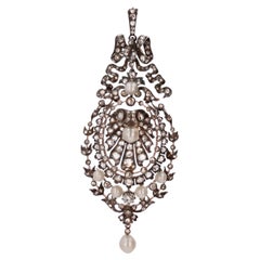 Colgante francés del siglo XIX de plata y oro rosa de 18 quilates con diamantes y perlas finas