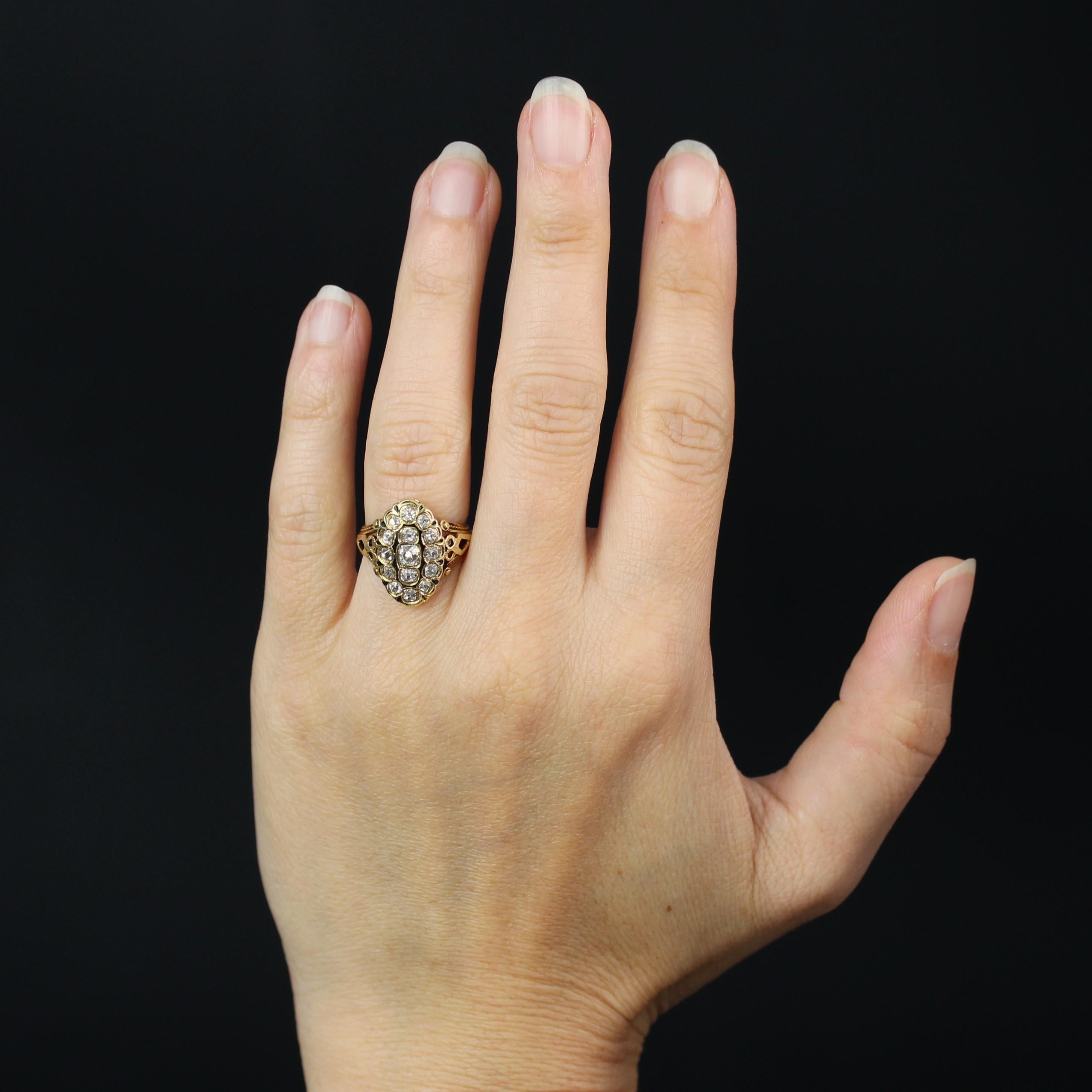 Ring in 18 karat yellow gold.
A delightful vintage ring, the top of which is set with antique cushion-cut diamonds on black enamel. The start of the ring is wide, openwork and chased.
Total weight of the diamond : approximately 0.62 carat.
Height :