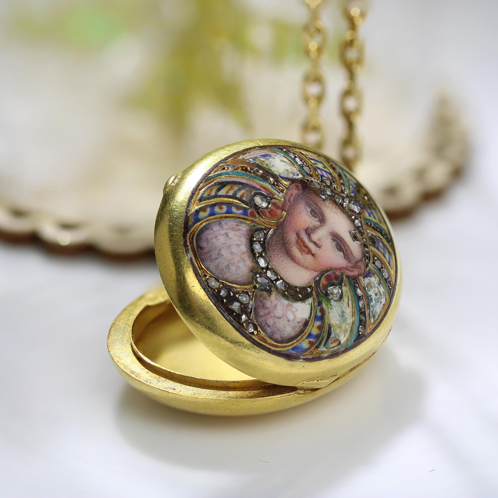 French 19th Century Diamonds Enamel 18 karat Yellow Gold Locket Pendant For Sale 1