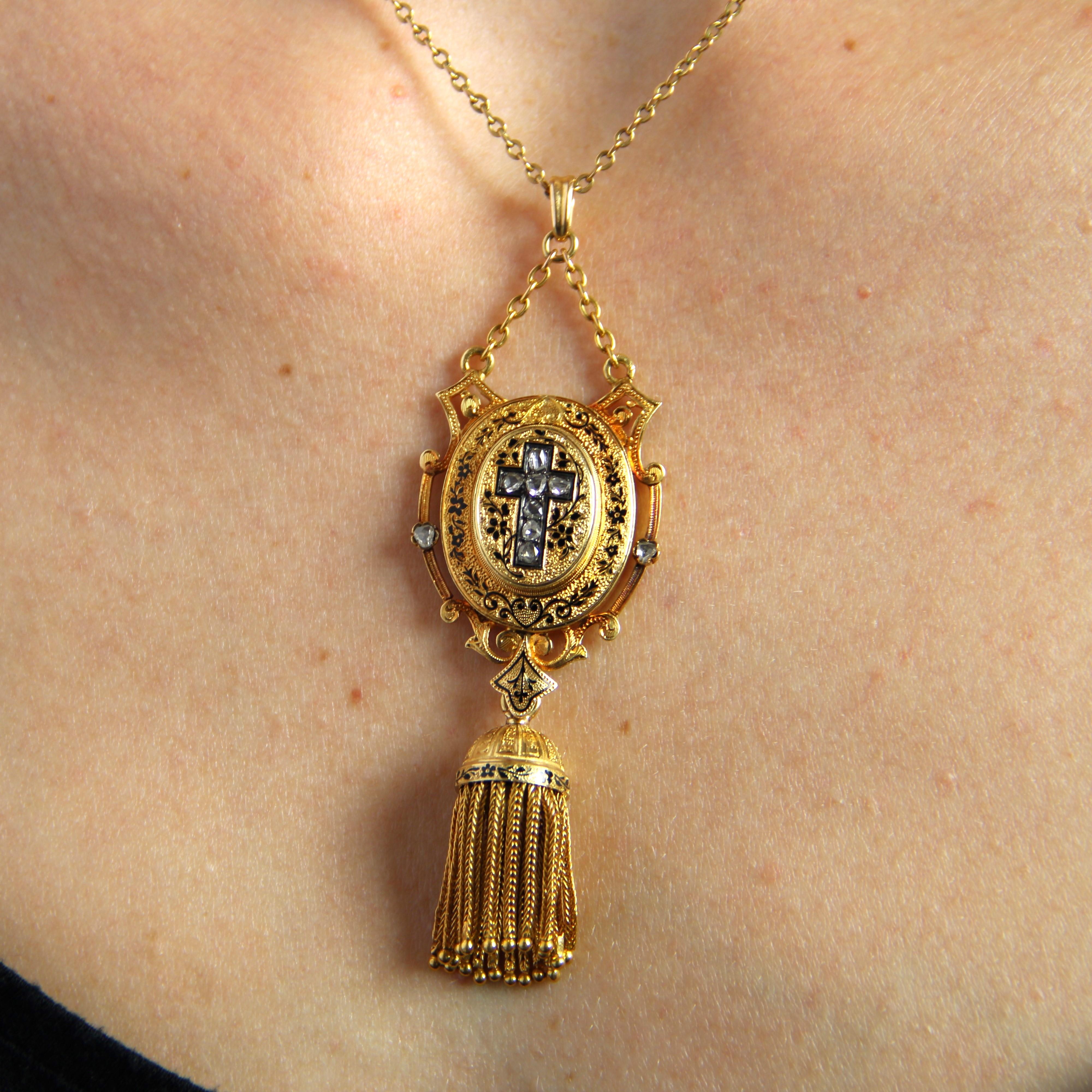 Pendentif pompon en or jaune 18 carats avec diamants et émail du 19ème siècle en vente 4