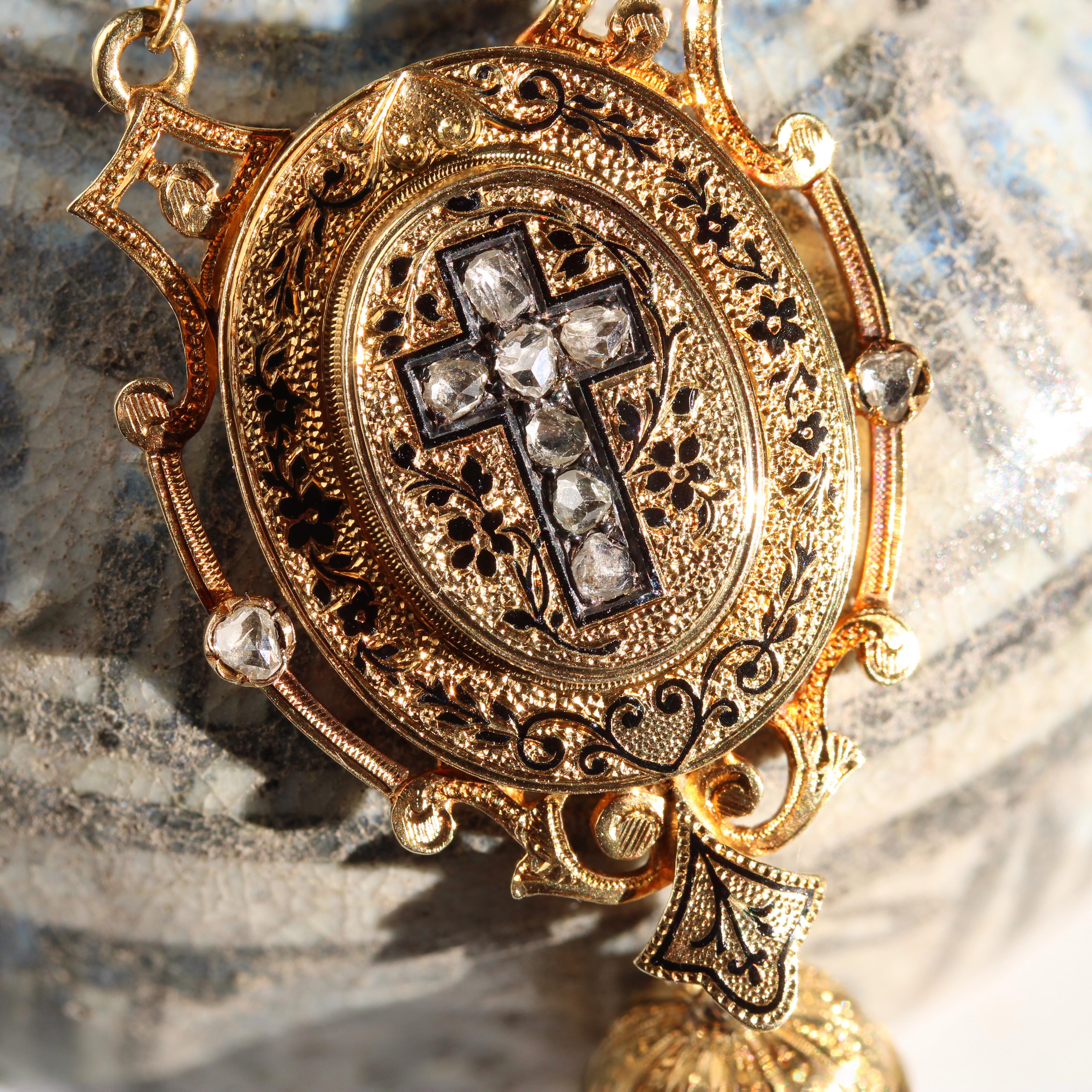 Pendentif pompon en or jaune 18 carats avec diamants et émail du 19ème siècle en vente 1