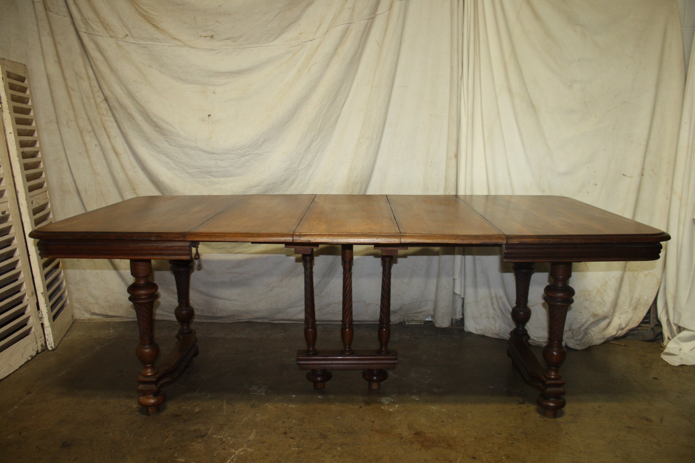 Cette table a 3 extensions, elle peut donc être une petite et une grande table. Très pratique pour l'espace et l'objectif. Belle couleur noisette du bois.