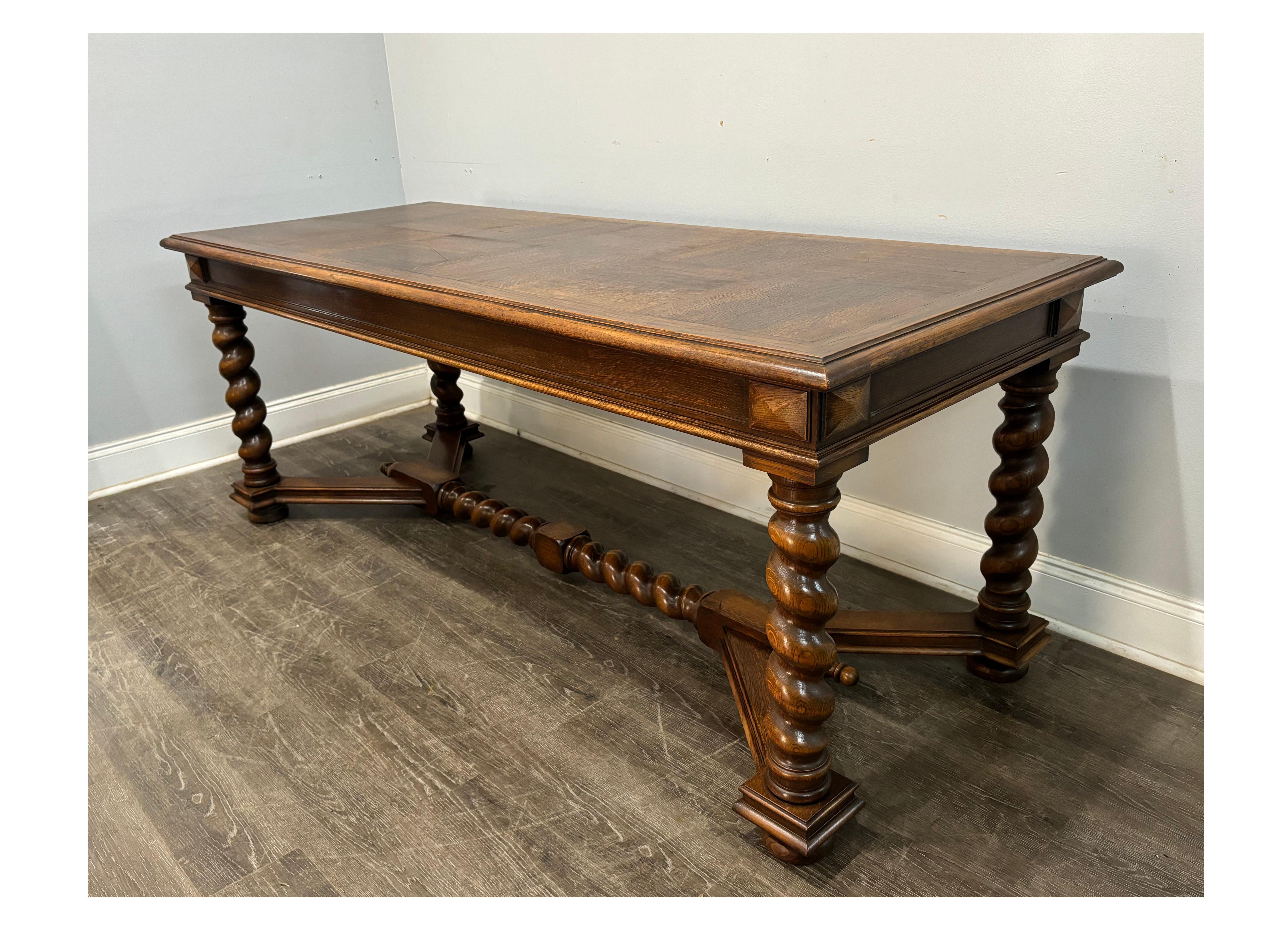 Magnifique table de style Louis XIII aux pieds torsadés et au plateau parqué.
