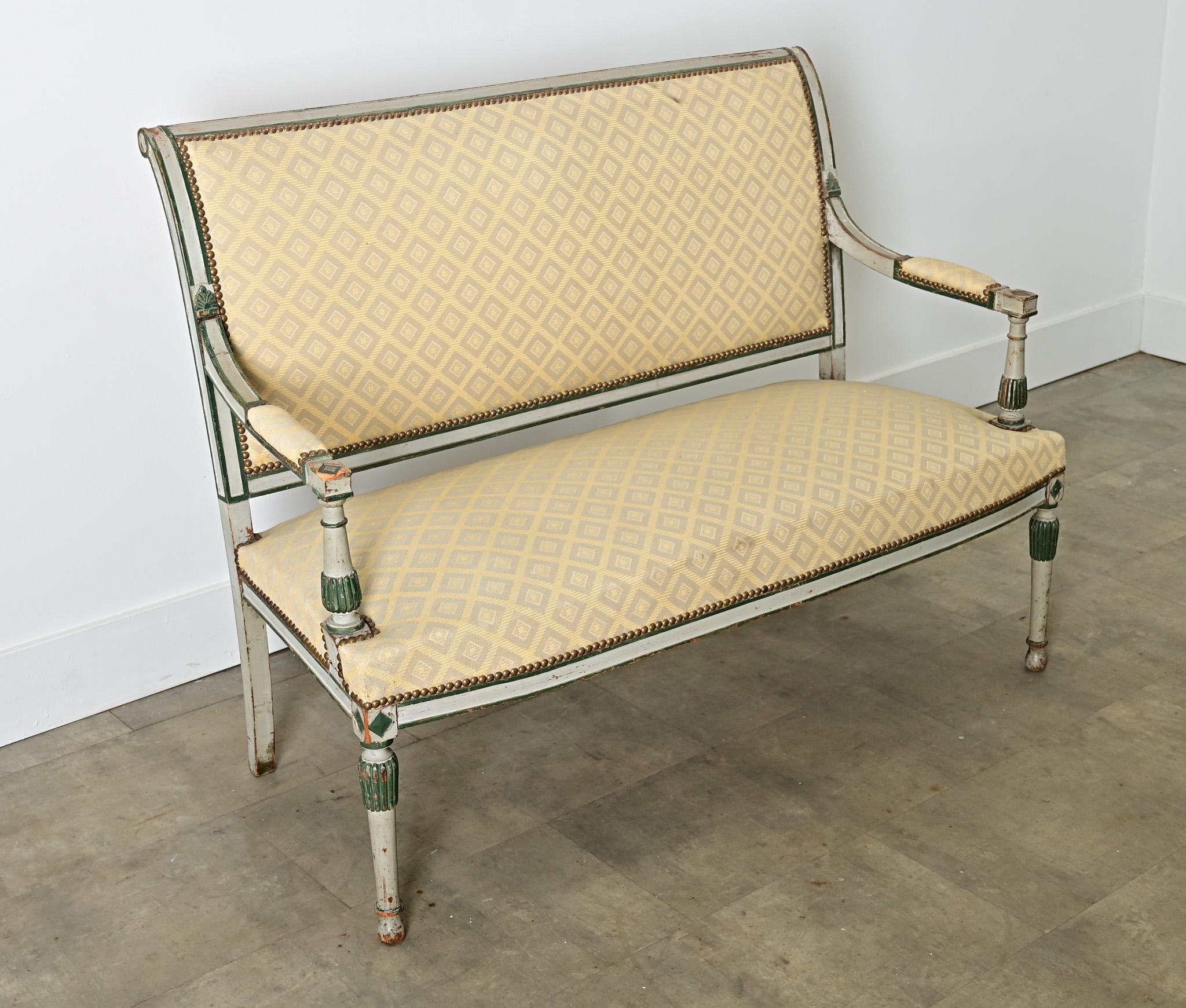 Un sontuoso divano francese del XIX secolo, in stile Directoire, con finiture originali dipinte in grigio-blu francese e verde abete. Lo schienale e la panca strettamente imbottiti sono realizzati in un moderno jacquard geometrico con motivi a rombi