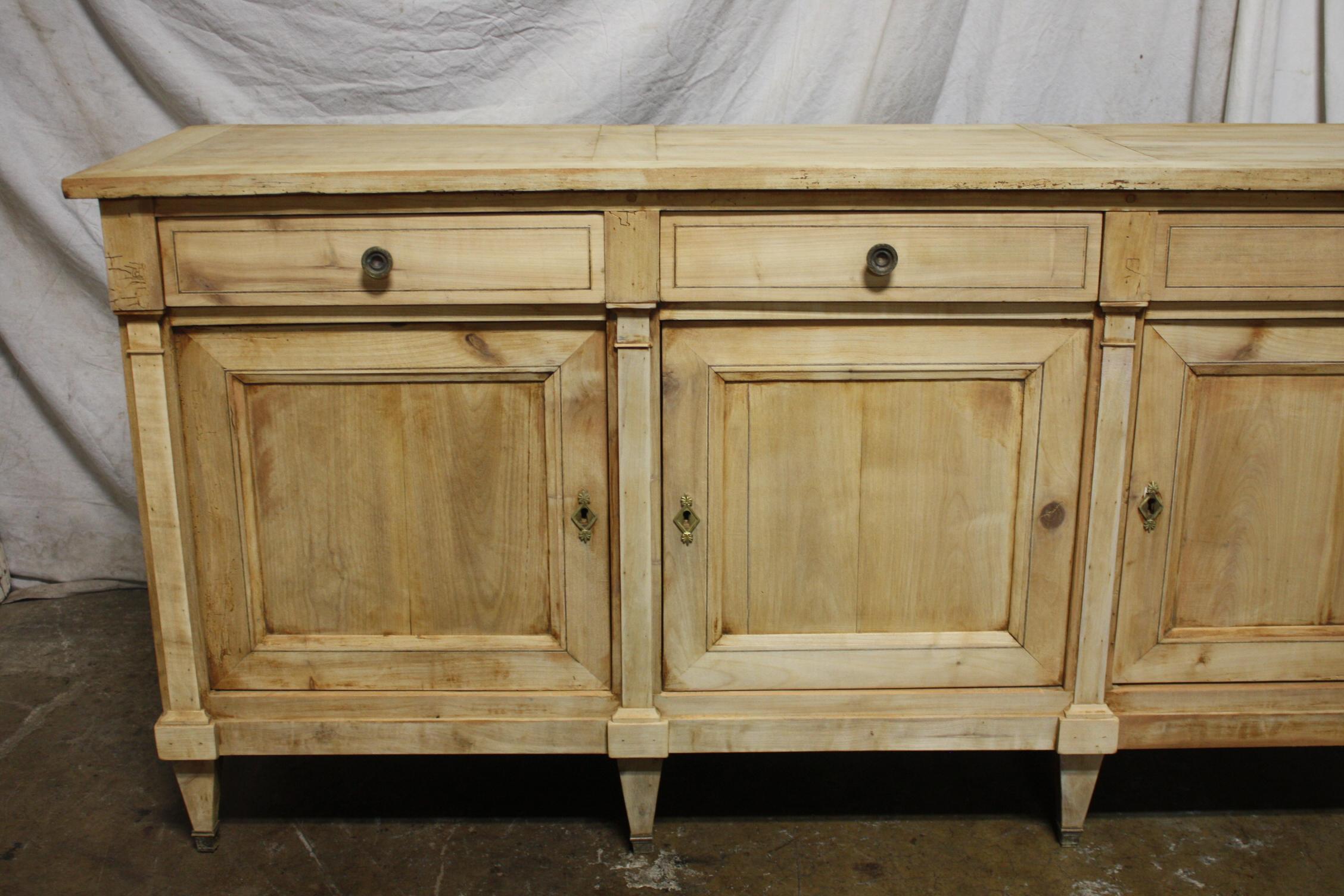 Beautiful charming sideboard, small size and narrow. Easy to place anywhere.