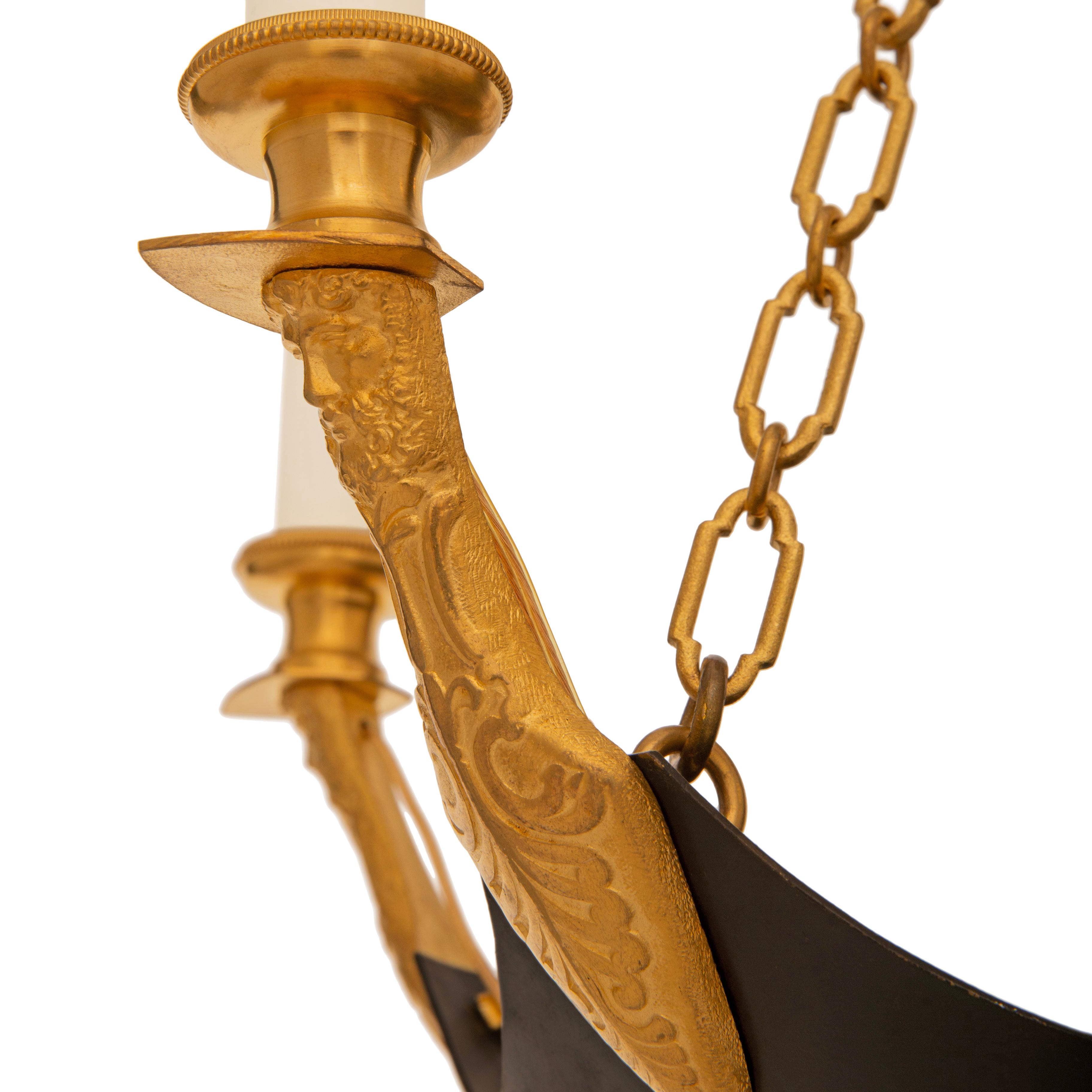 Patinato Lampadario francese del XIX secolo in bronzo patinato e Ormolu in vendita