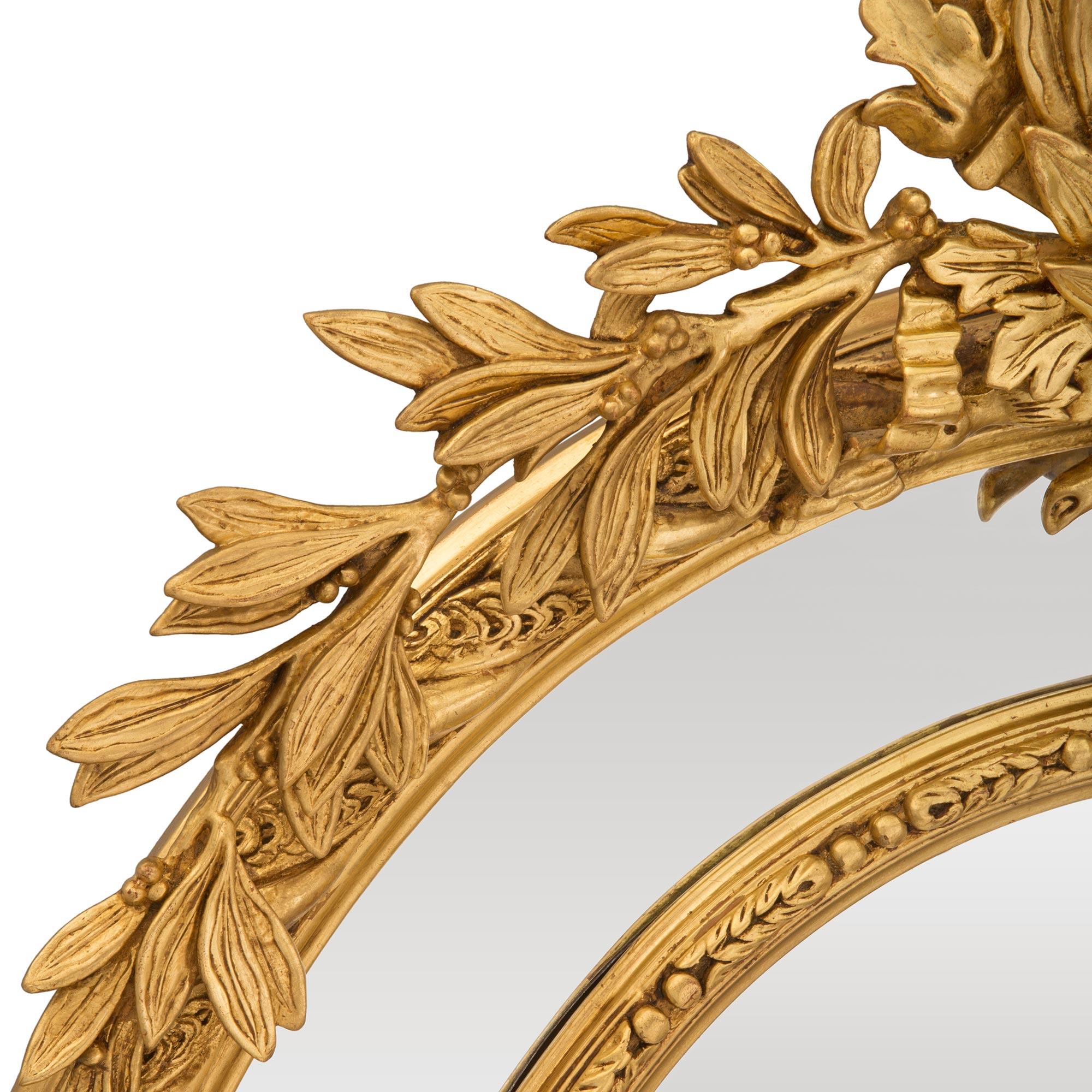 Specchio francese del XIX secolo con doppia cornice in legno dorato in vendita 1