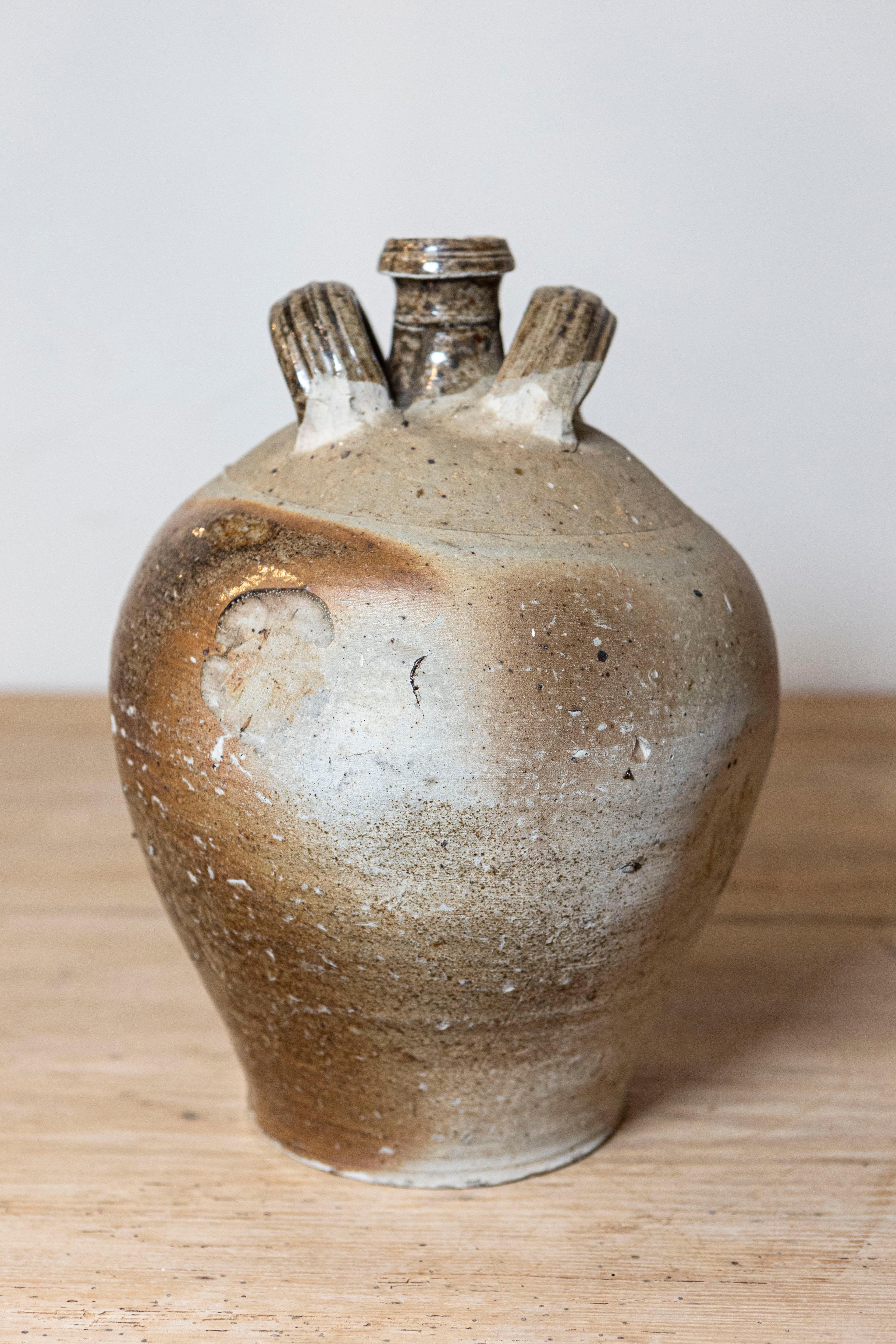 Français Pichet en poterie à glaçure marron à double poignée du 19ème siècle avec caractère rustique en vente