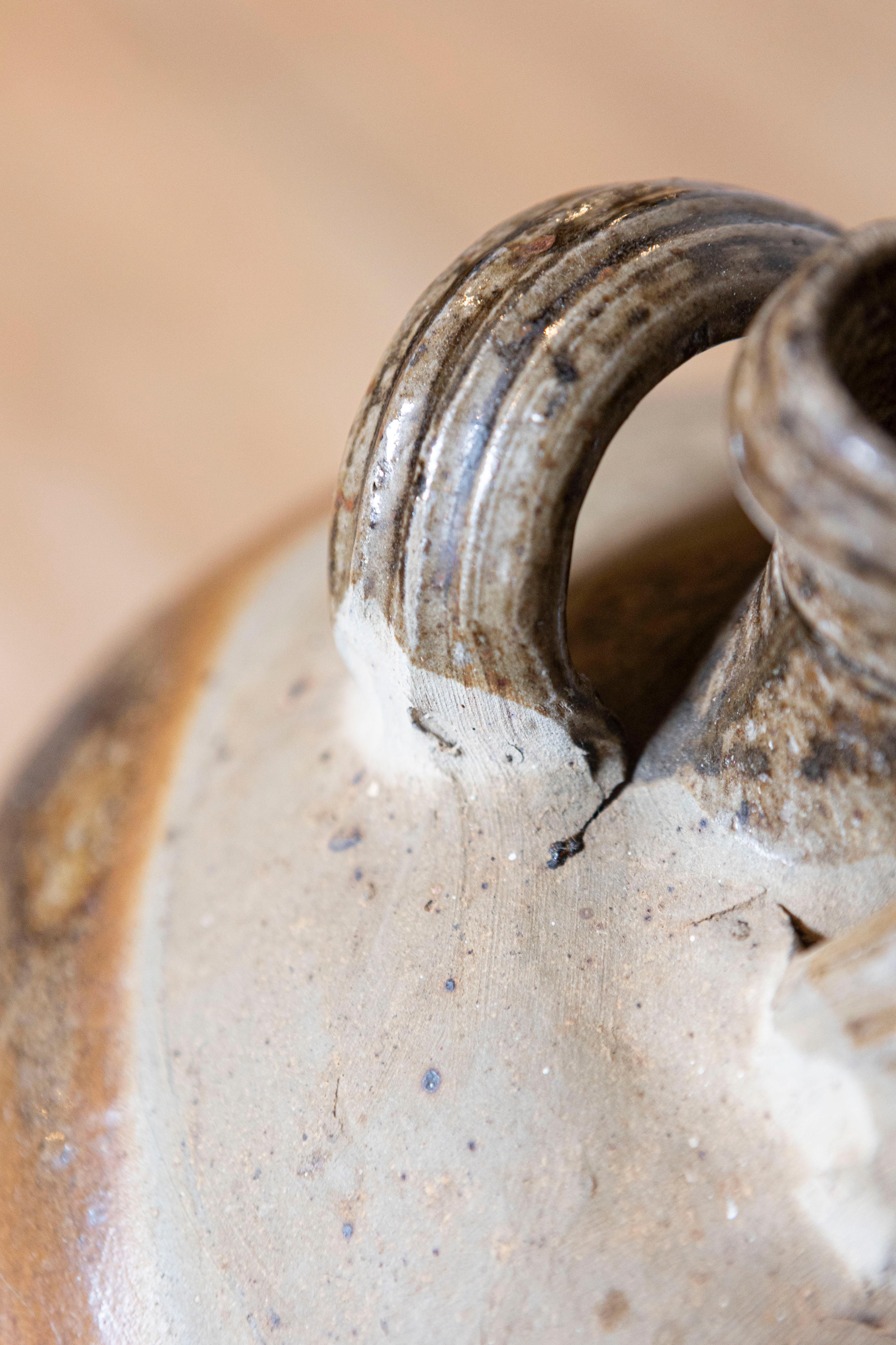 Vernissé Pichet en poterie à glaçure marron à double poignée du 19ème siècle avec caractère rustique en vente