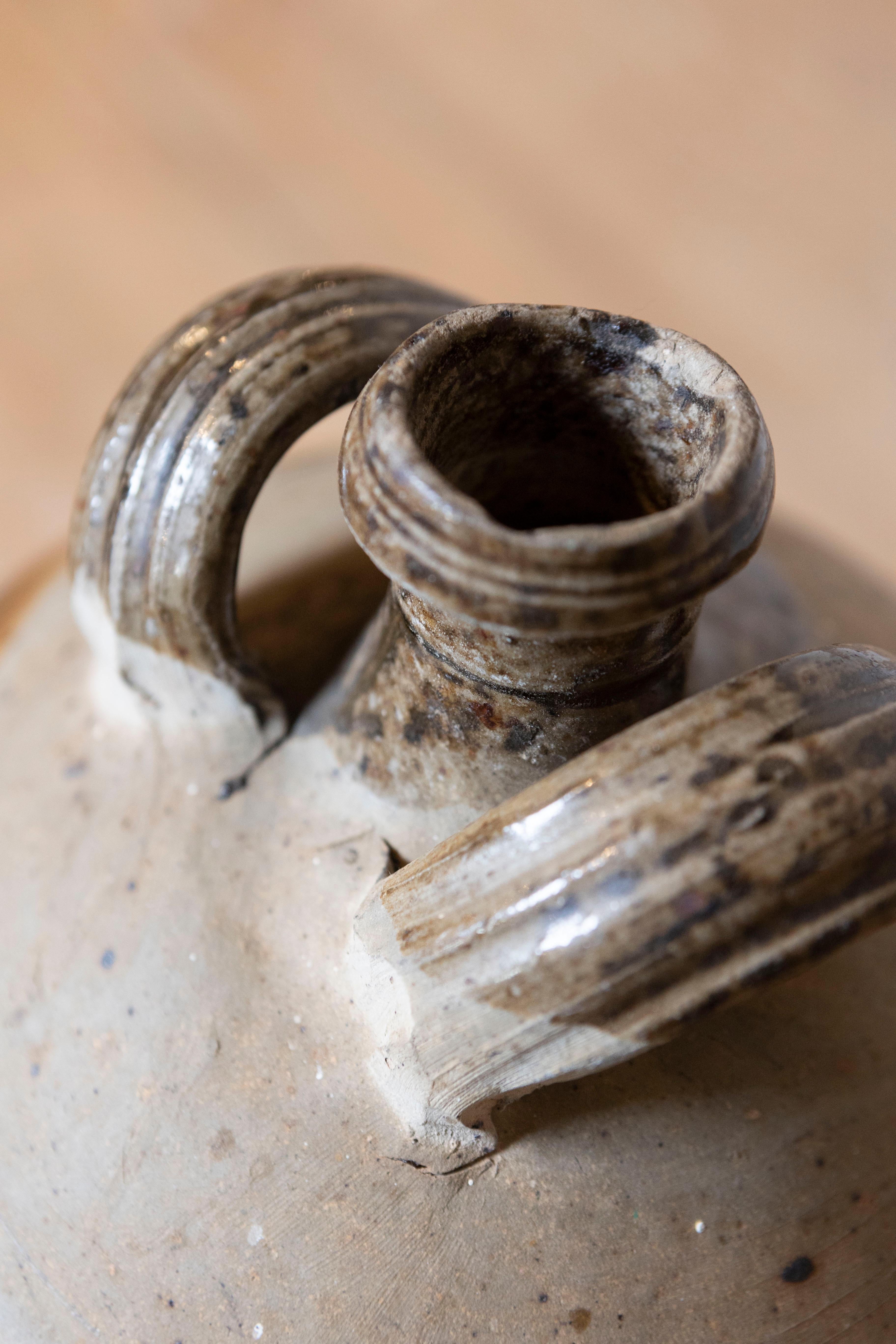 Pichet en poterie à glaçure marron à double poignée du 19ème siècle avec caractère rustique Bon état - En vente à Atlanta, GA