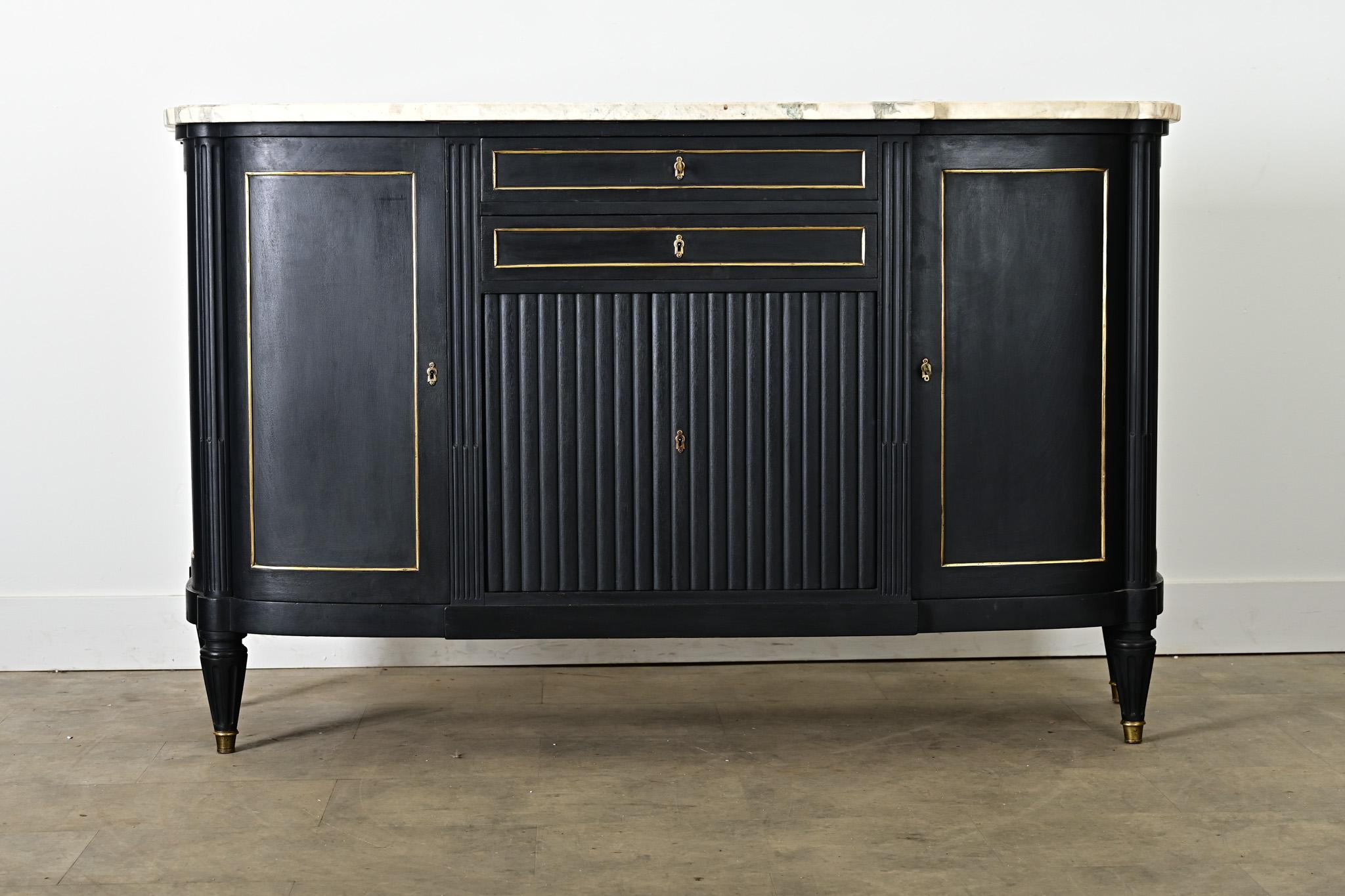 Pièce intemporelle, cette enfilade de style Louis XVI du XIXe siècle présente une finition ébonisée (plus récente) qui contraste magnifiquement avec le plateau en marbre blanc et les accents en laiton pour une touche de drame dans un foyer ou une