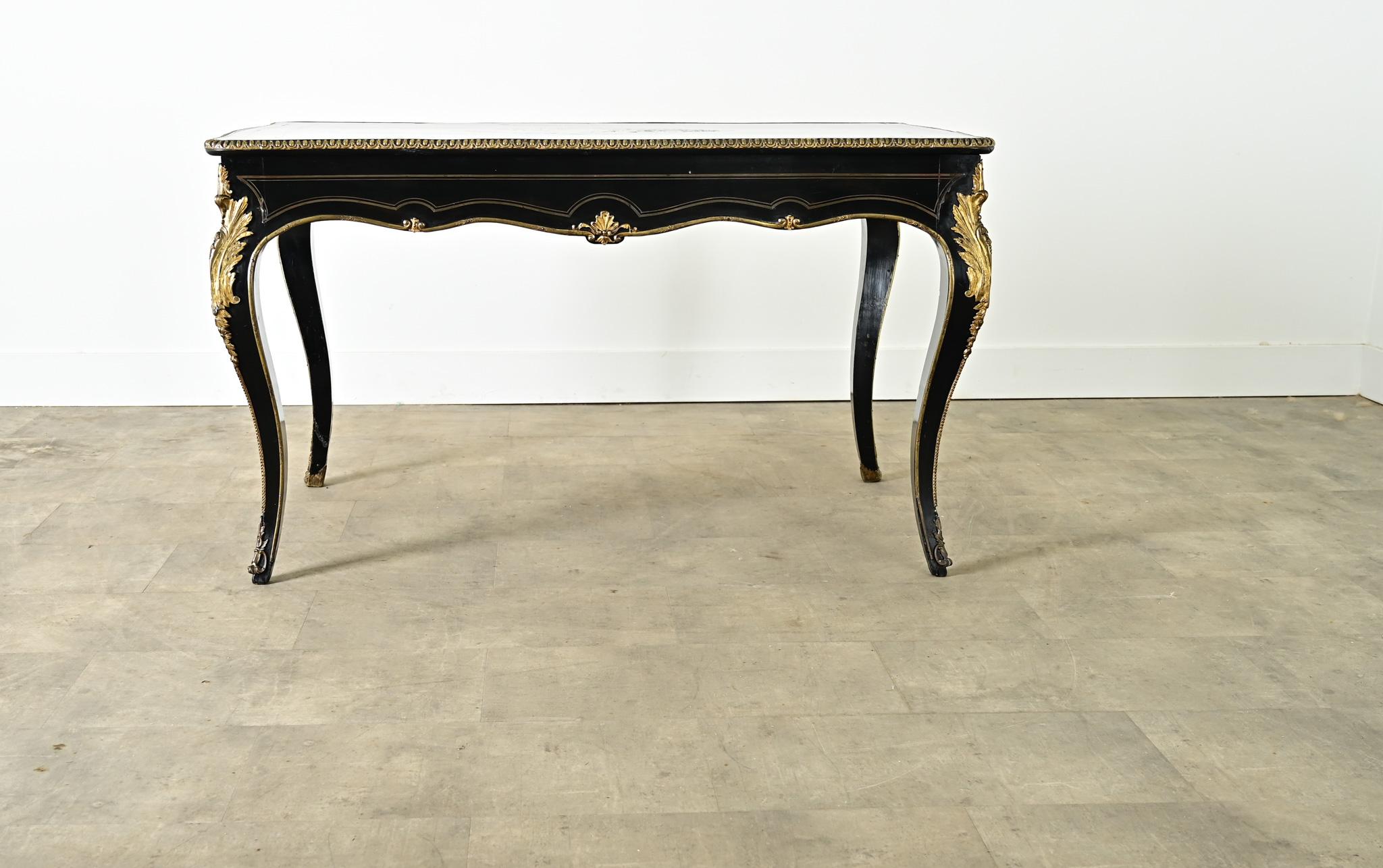 Escritorio francés del siglo XIX estilo Luis XV ebonizado en venta 4